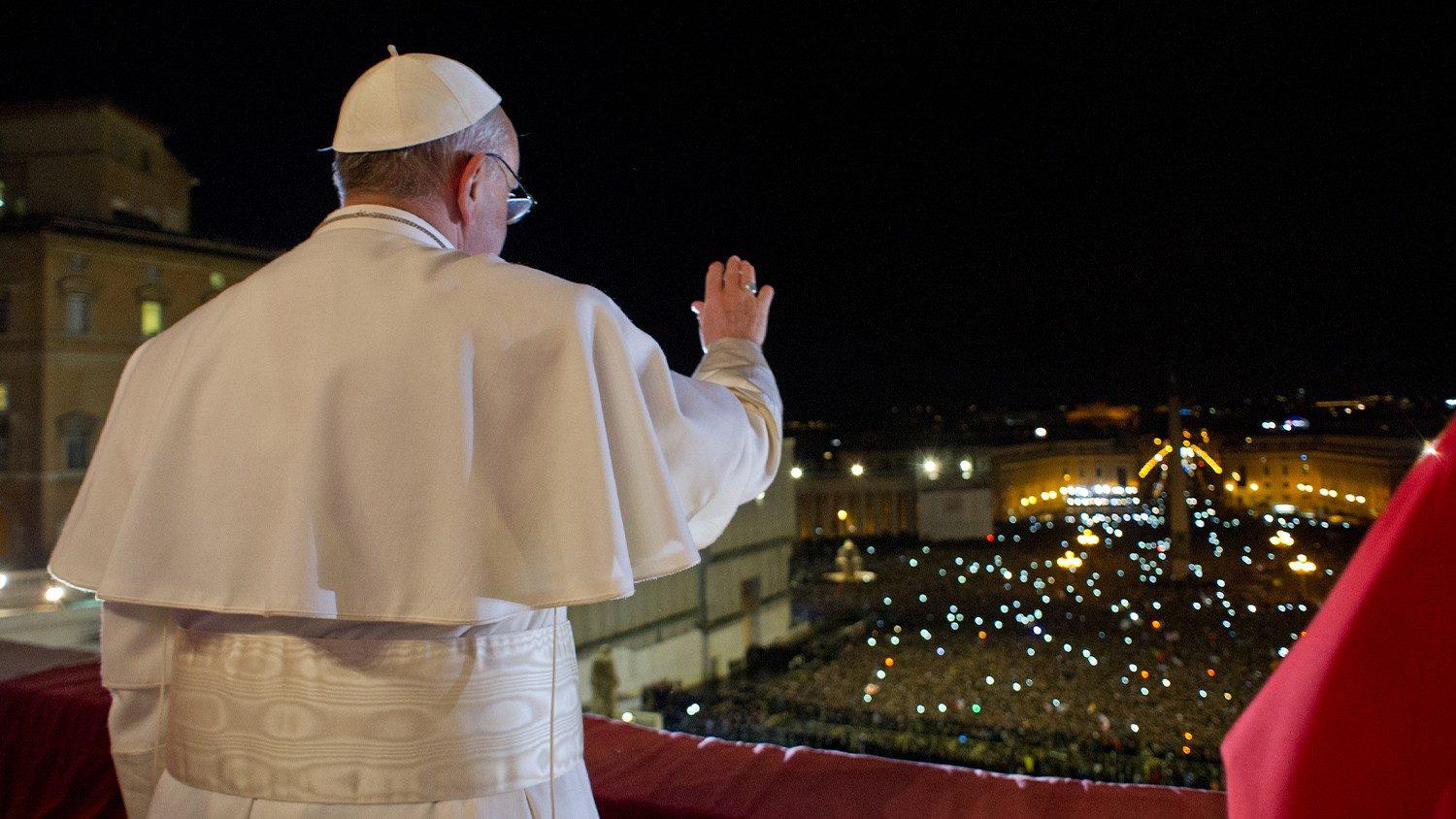El 13 de marzo de 2013, el Cónclave lo eligió como el Papa número 266 de la historia de la Iglesia Católica. Adoptó el nombre de Francisco en honor a San Francisco de Asís, símbolo de pobreza, humildad y amor a la naturaleza.