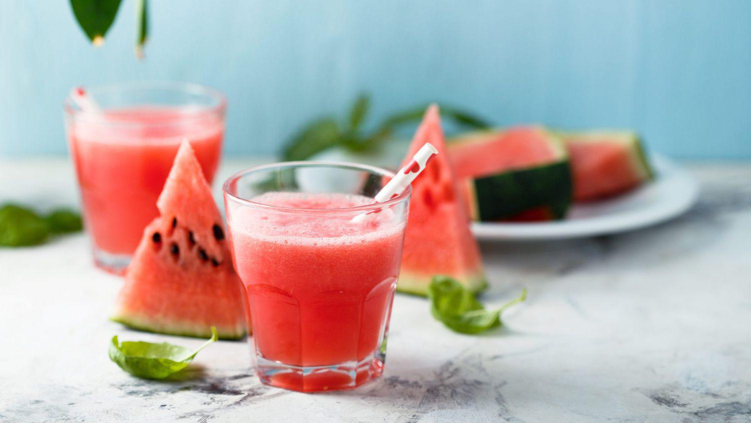 <b>2. JUGO DE SANDÍA. </b>Refrescante y deliciosa, la sandía es conocida por sus propiedades hidratantes. Además, posee nutrientes muy beneficiosos para la salud. Contiene vitamina C, vitamina A, potasio, magnesio, licopeno y betacaroteno. Prefiere un jugo recién hecho, idealmente sin azúcar.
