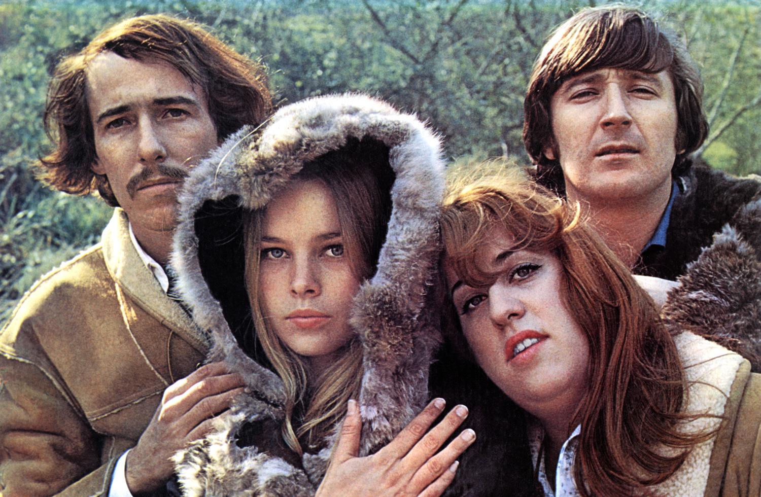 <b>“California Dreamin’” – The Mamas &amp; The Papas (1965)</b>Uno de los primeros videoclips en los que Villa León se convirtió en una estrella fue en “California Dreamin’” de The Mamas &amp; The Papas. La mansión sirvió como un símbolo del sueño californiano, con su estilo arquitectónico y vistas que capturaban perfectamente la esencia de la canción, un himno de la década de 1960 sobre la vida en California. 