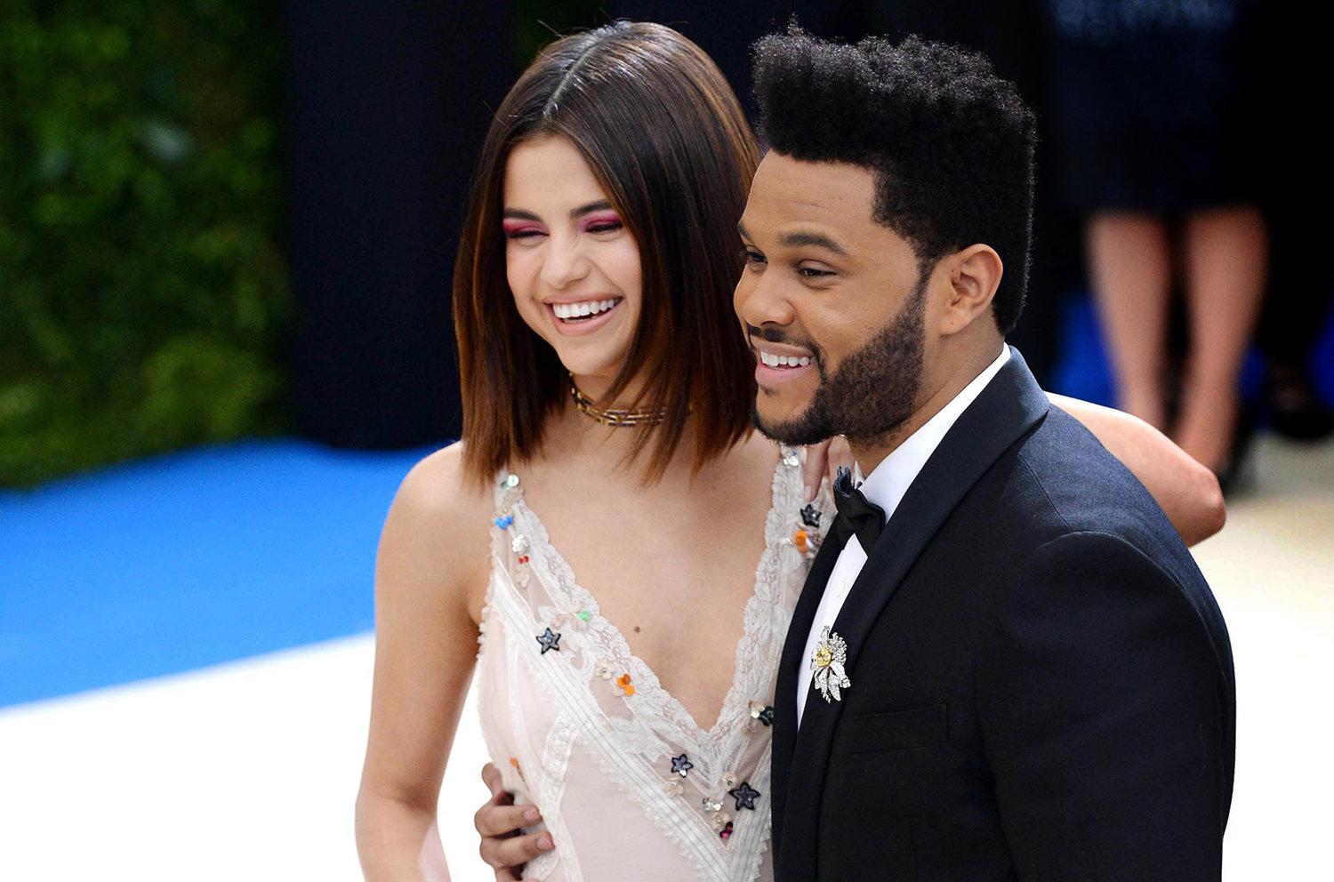 Otra de las relaciones más detacadas de la cantante fue con The Weeknd. Iniciaron su romance en 2017, y no la escondieron con el público, siendo vistos en diveras citas en Santa Mónica, Italia y Coachella. Incluso iban juntos a alfombras rojas, como la Met Gala (iconic), y se publicaban regularmente en Instagram. La pareja se separó un mes después de que la actriz tuviera que someterse a un transplante de riñón.