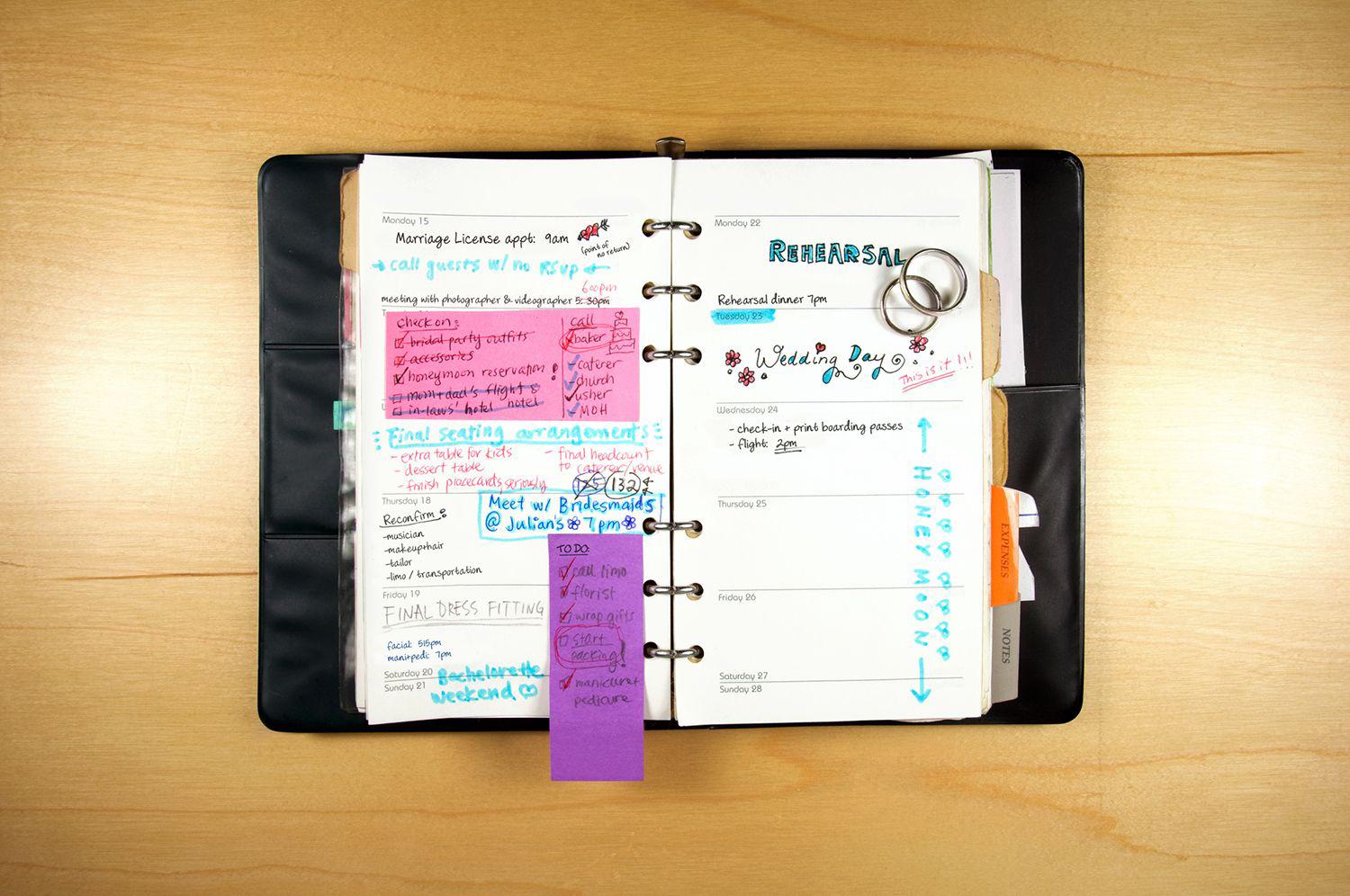 <b>Establece tus objetivos</b>: Antes de empezar a llenar tu agenda, define qué deseas lograr a corto y largo plazo. Esto te ayudará a tener claridad sobre qué actividades priorizar.