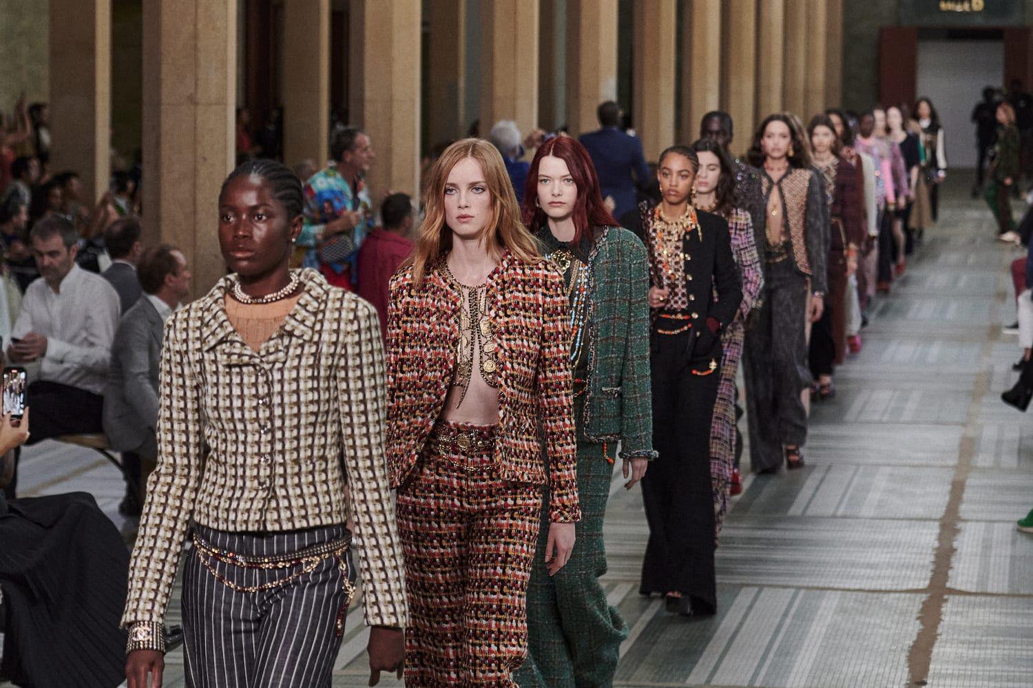 Después de tres años de reuniones con amigos de la firma que han vivido en Dakar y han expuesto ahí sus proyectos artísticos, Chanel decidió presentar su pasarela 2022/23 Métiers d’art en la capital de Senegal y el resultado fue un rotundo éxito.