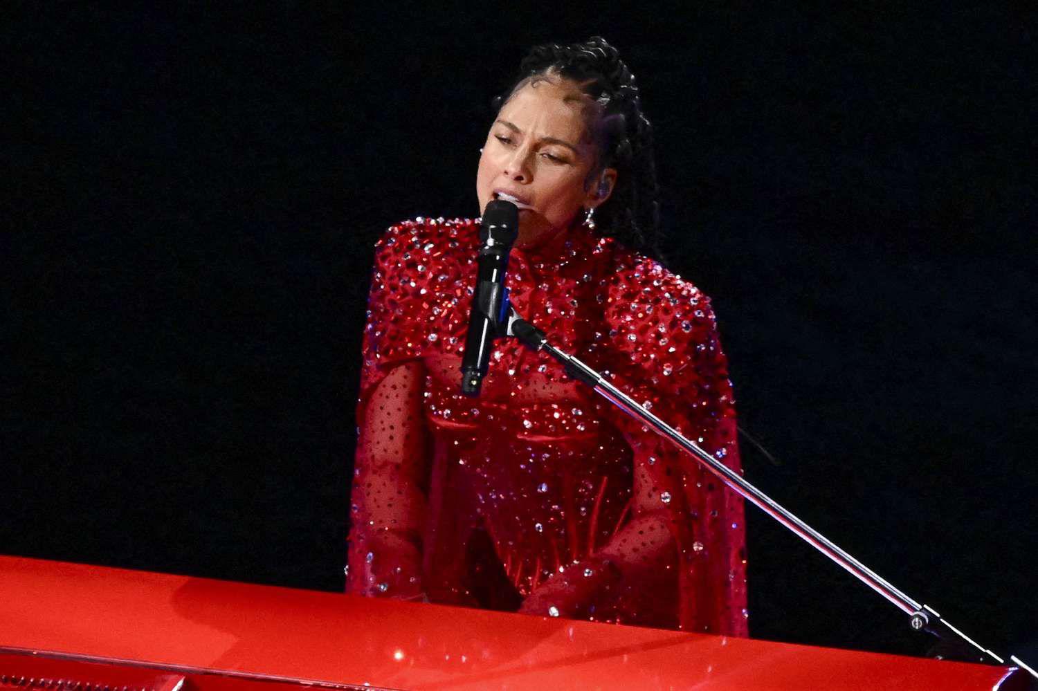 Alicia Keys se unió a Usher en el escenario del Medio Tiempo del <i>Super Bowl</i> 2024.