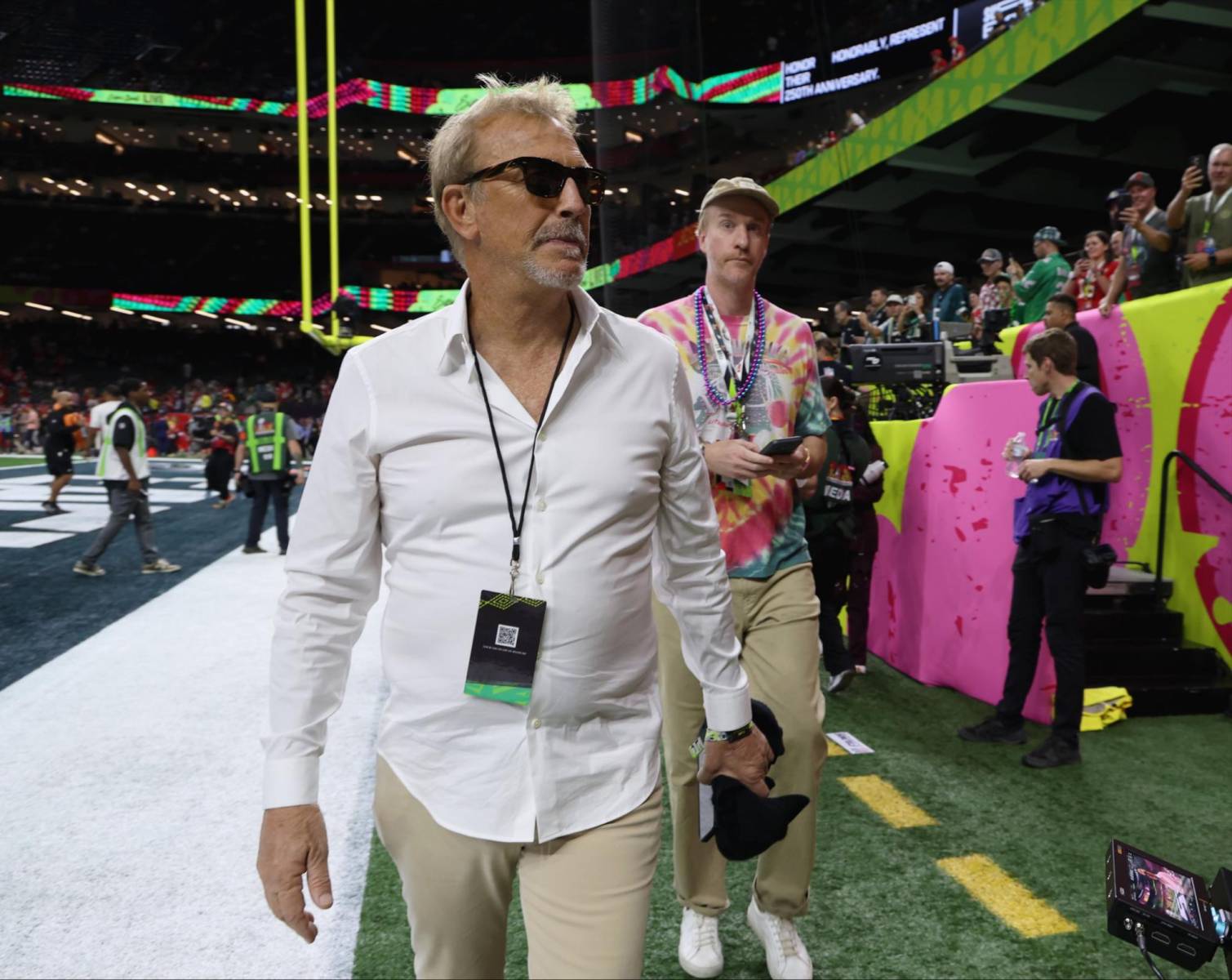 <b>Kevin Costner</b>: El veterano actor fue visto interactuando con otras personalidades antes del inicio del partido.