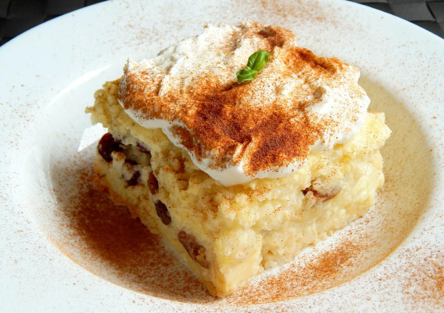 El ryzovy nakyp es un arroz con leche tradicional de República Checa. Se elabora con yemas de huevo, azúcar, mantequilla, vainilla y claras de huevo batidas. 