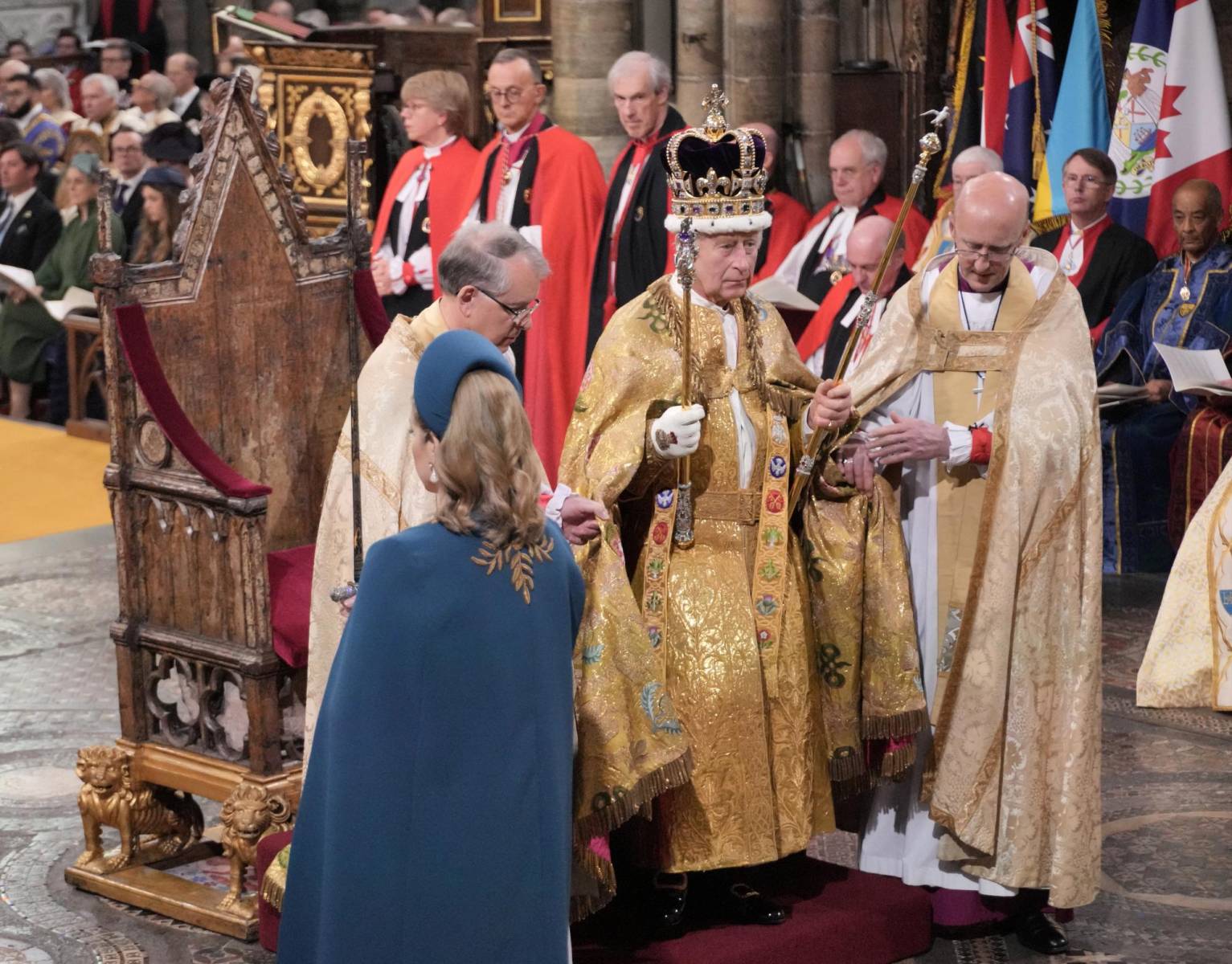 El rey Carlos ha querido que todas las piezas, con las que aparece en la coronación, sean recicladas.<b> </b> Se trata del ‘Colobium Sindonis’, la Supertúnica, el manto imperial, el cinturón y el guante. En el pasado, algunas de estas prendas se realizaban nuevas para cada monarca. 