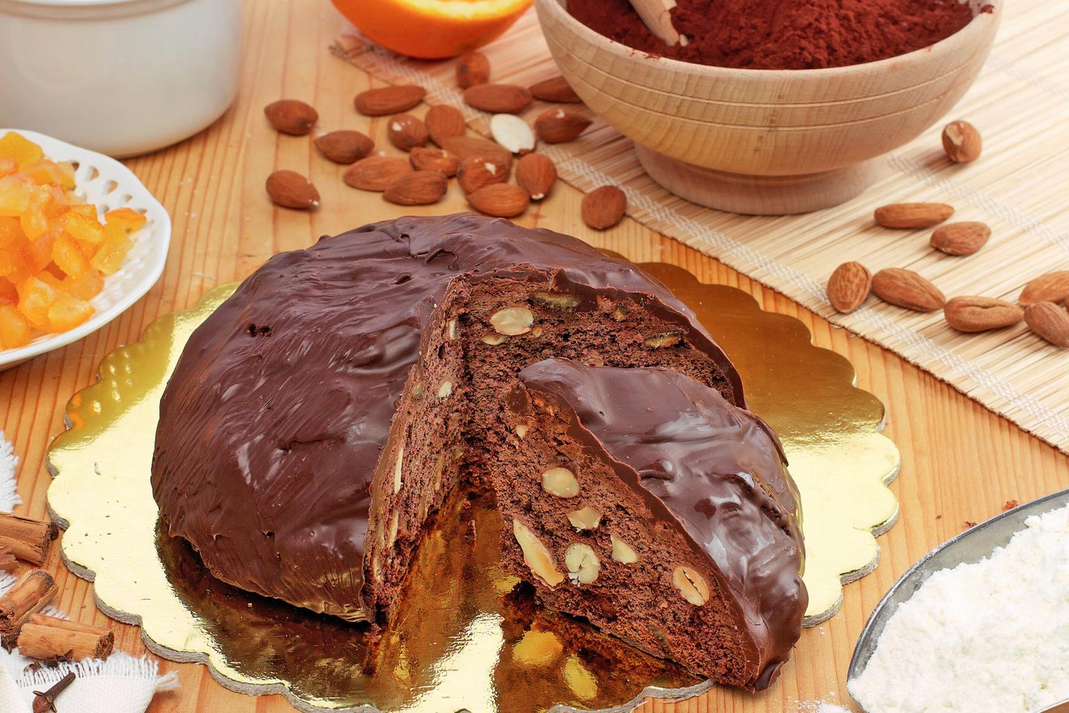 El pampapato de Ferrara es un pastel de frutas italiano que contiene salpicado de almendras enteras, avellanas y frutas confitadas. 