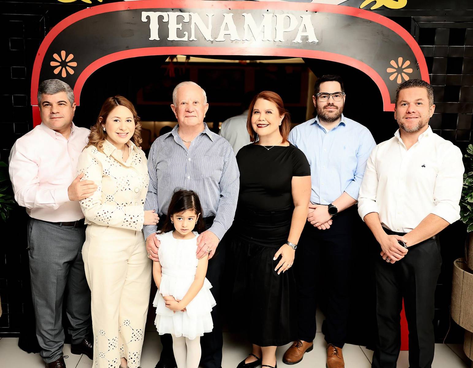 Roger Mauricio, Ruth Michelle, Emma Valentina, Melina, Roger André, Roger Enrique junto a su padre Roger Danilo Valladares.