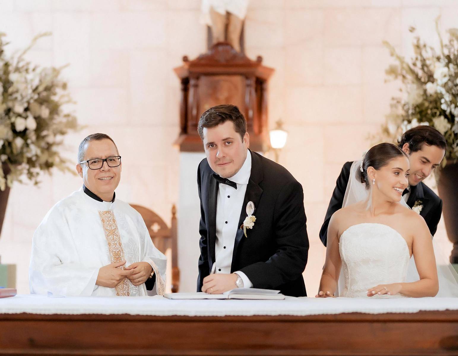 Asi se vivió la boda eclesiástica de Johannes Múller y Ruth Panayotti