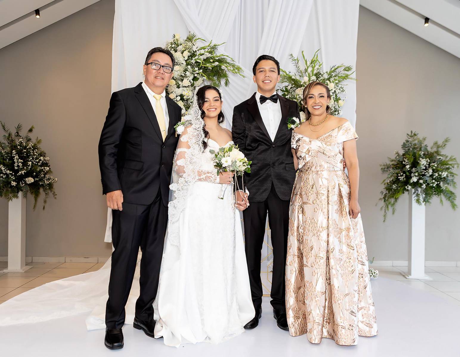 Julio Burgos, Andrea Altamirano, Yitzhak Burgos y Rosa Larios