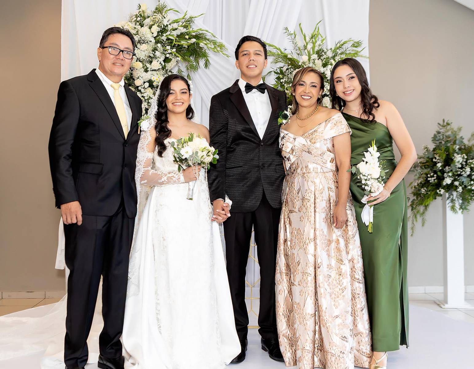 Julio Burgos, Andrea Altamirano, Yitzhak Burgos, Rosa Larios y Keren Burgos