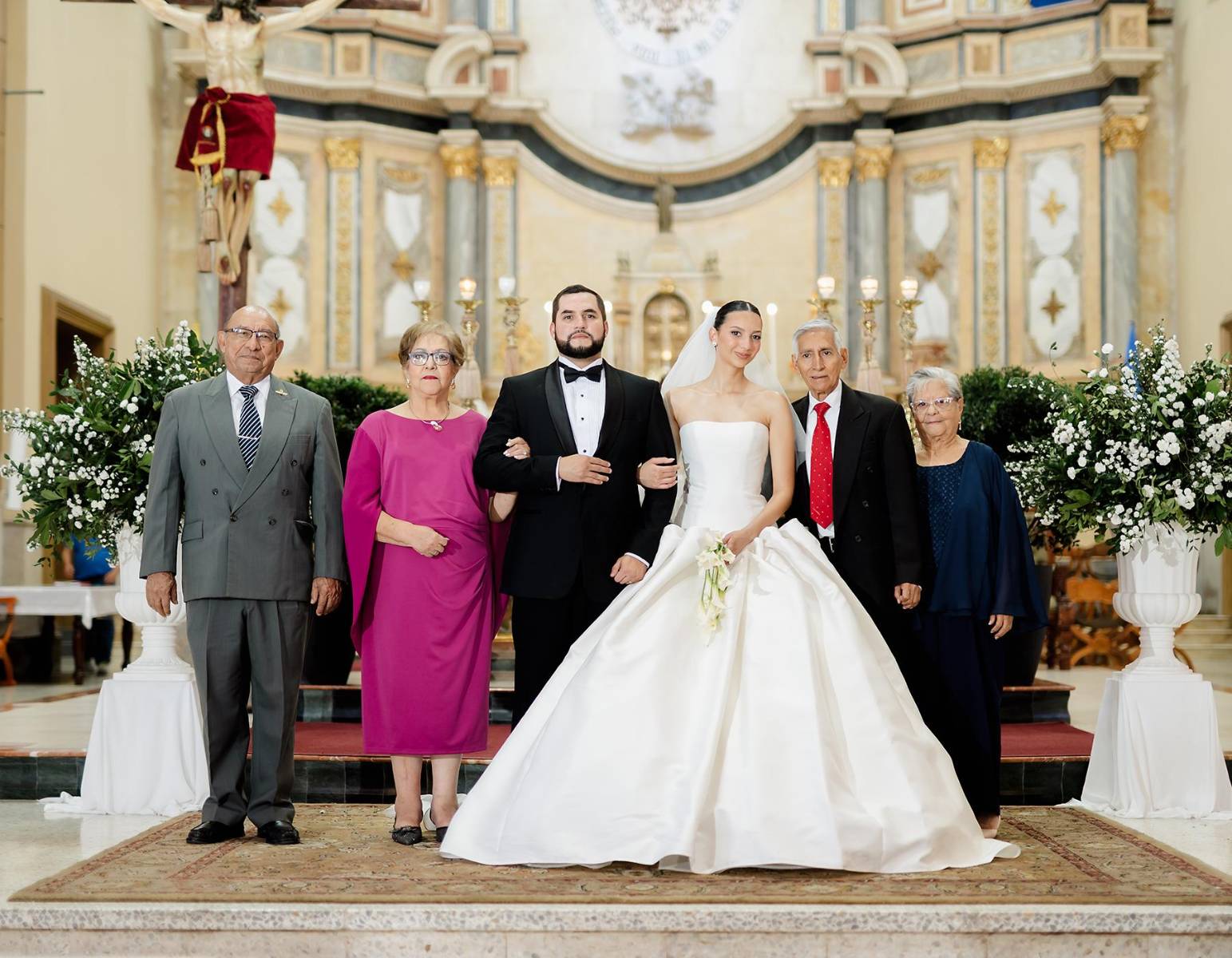 Los novios acompañados con Ricardo Luque, Leonela Sandoval, Reynaldo Osorio y María Alvarado