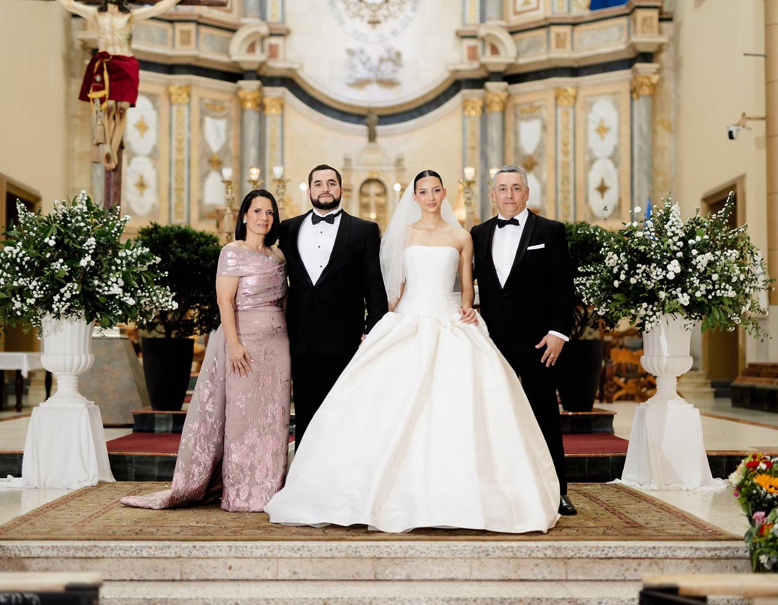 Los padres de la novia: Edgardo Osorio y Aleyda Fernández con los recién casados