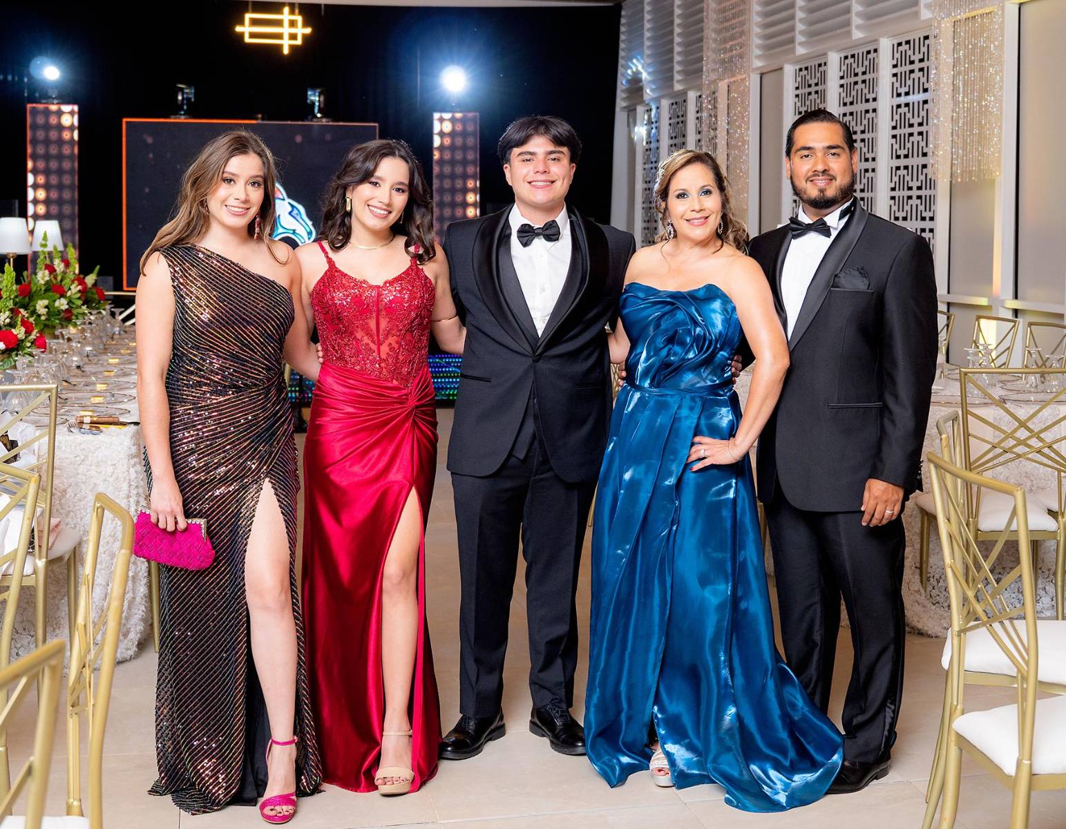 De izquierda a derecha: Mónica José, Jimena José y Esteban José Espinal Rodríguez, Gioconda Soledad Rodríguez y Luis Ernesto Chávez