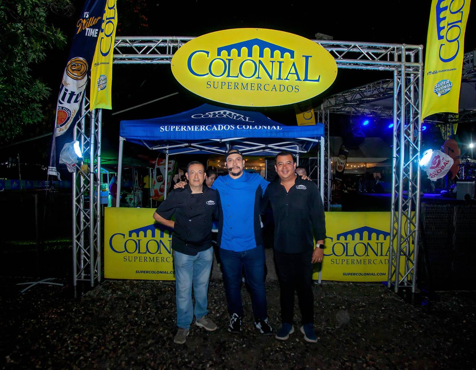 Los chefs parrilleros Joel Durón y José Mejía con Francisco Pereira, Gerente de Mercadeo, Comunicaciones y Coordinador de Responsabilidad Social Empresarial en Supermercados Colonial.