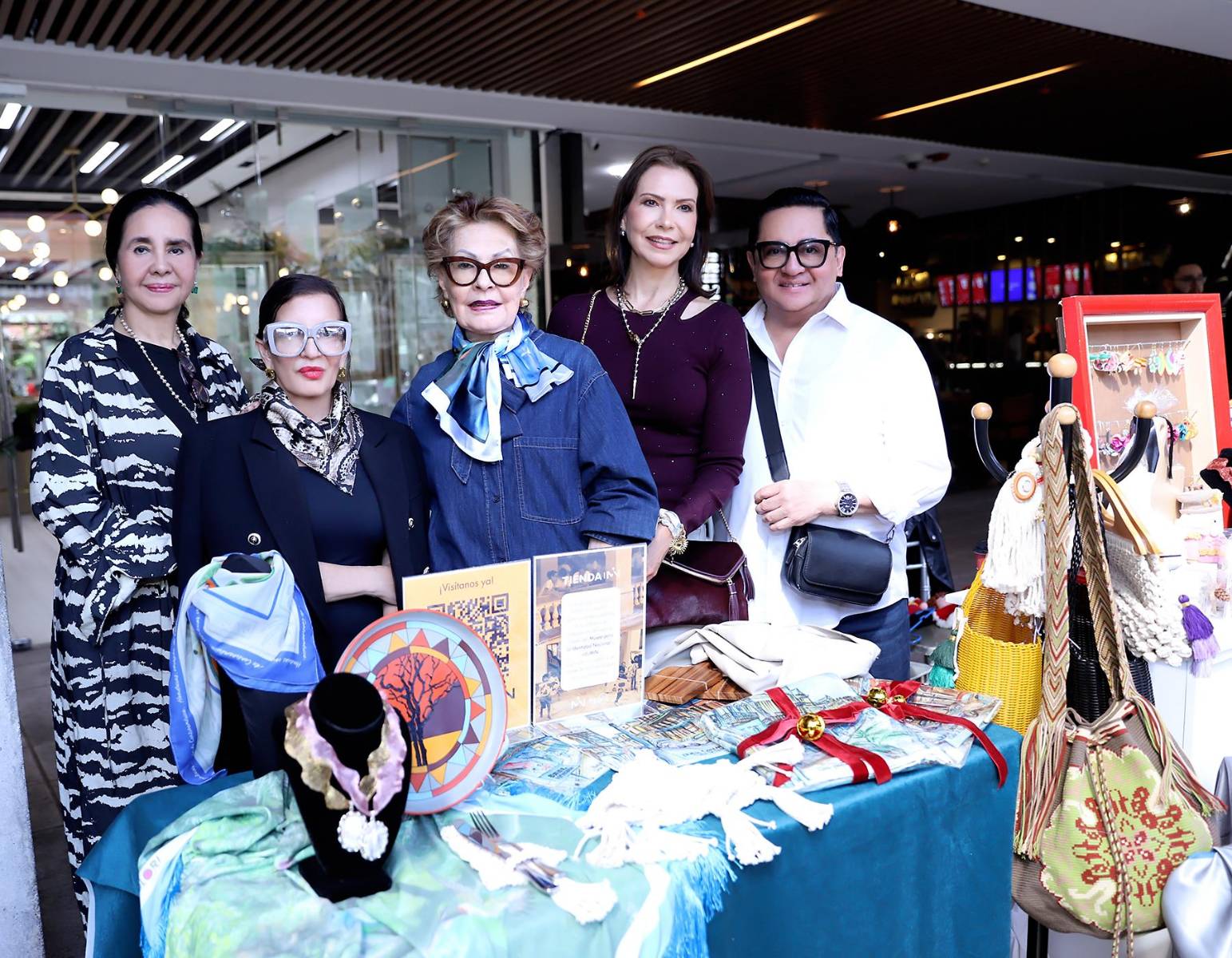 El espíritu de la Navidad se hizo presente en Jingle &amp; Mingle Market, que reunió a una variedad de emprendedores en La Galería, donde exhibieron y vendieron sus productos. Los asistentes disfrutaron de chocolate caliente y vino, mientras participaban en dinámicas y premios especiales por sus compras, en un ambiente que celebró la magia de la temporada navideña.