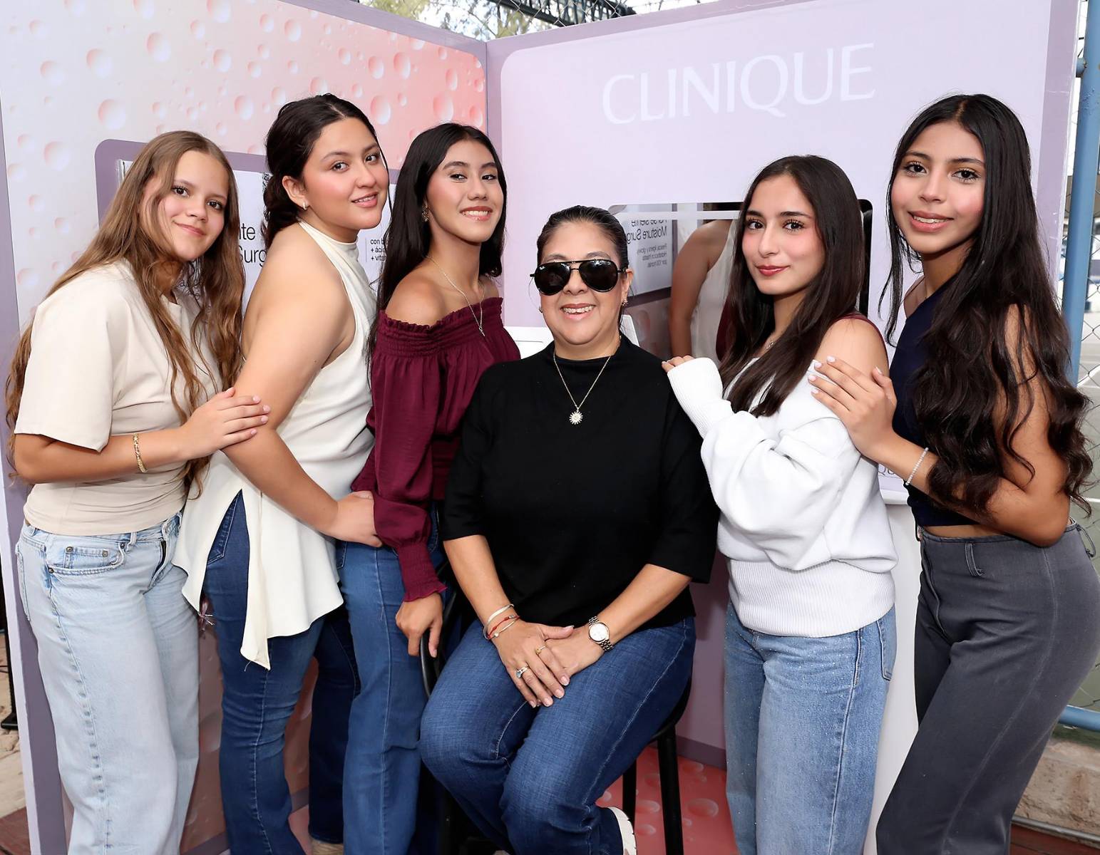 En el marco de su aniversario, Clinique reunió a mamás e hijas en Macris School para vivir una mañana dedicada al bienestar y al cuidado de la piel. Durante la experiencia, las invitadas conocieron de cerca la línea Moisture Surge y participaron en una clase de skincare, descubriendo nuevos productos y consejos para incorporar una rutina de cuidado en su día a día.