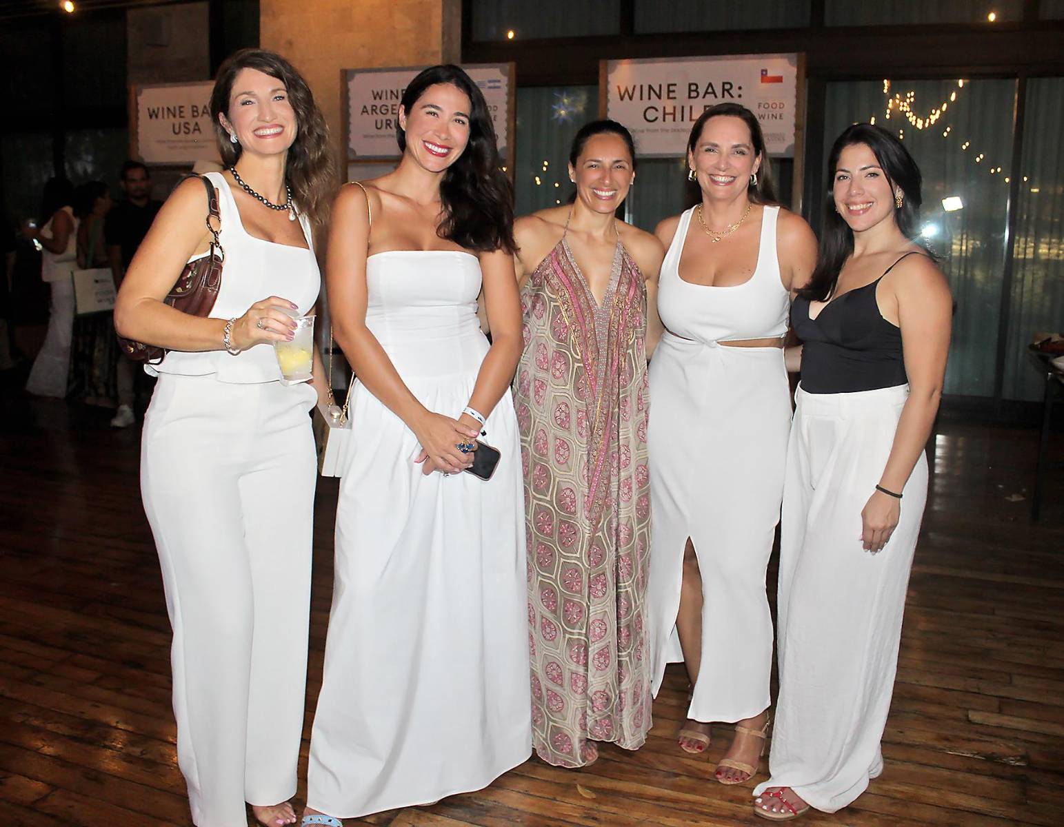 Así se vivió el día 1 del Roatán Food and Wine Festival 2026, una noche donde el paraíso se llenó de sabor y sofisticación. Presentado por Kimpton Grand Roatán, el evento reunió a chefs de talla mundial, mixólogos y una exquisita selección de gastronomía, vinos y cocteles frente al mar de West Bay Beach. En la foto: Nicole McNab, Fadia Hynds, Damara Galindo, Jeniffer Jones y Ruth Hynds.