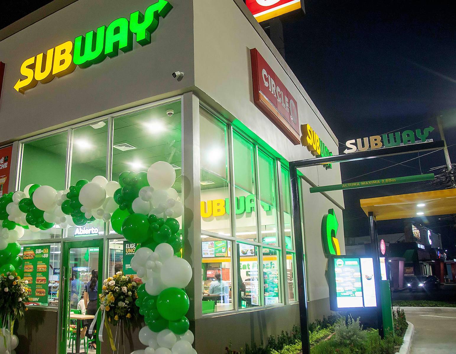 Fachada frontal del restaurante Subway en Plaza Santa Mónica.