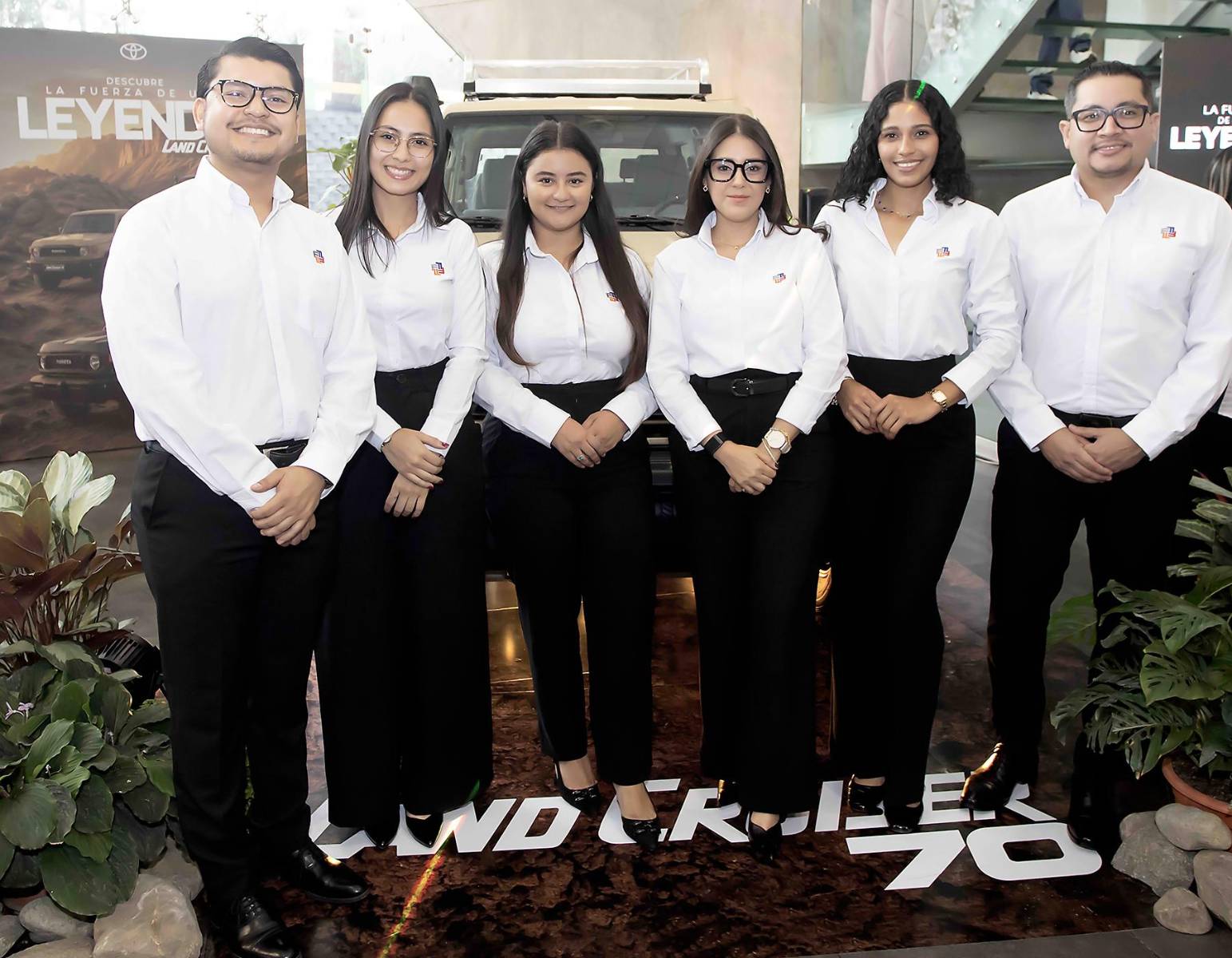 Medeline Lindo, coordinadora de mercadeo de Grupo Flores Honduras en San Pedro Sula, en compañía del equipo.