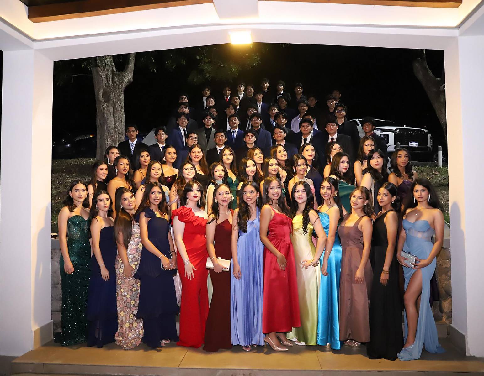 La generación 2026 de La Estancia School se reunió en el salón principal del Club del Banco Centroamericano de Integración Económica para disfrutar de su senior dinner. Con elegantes atuendos, los jóvenes celebraron una de sus últimas actividades escolares antes de su graduación. 