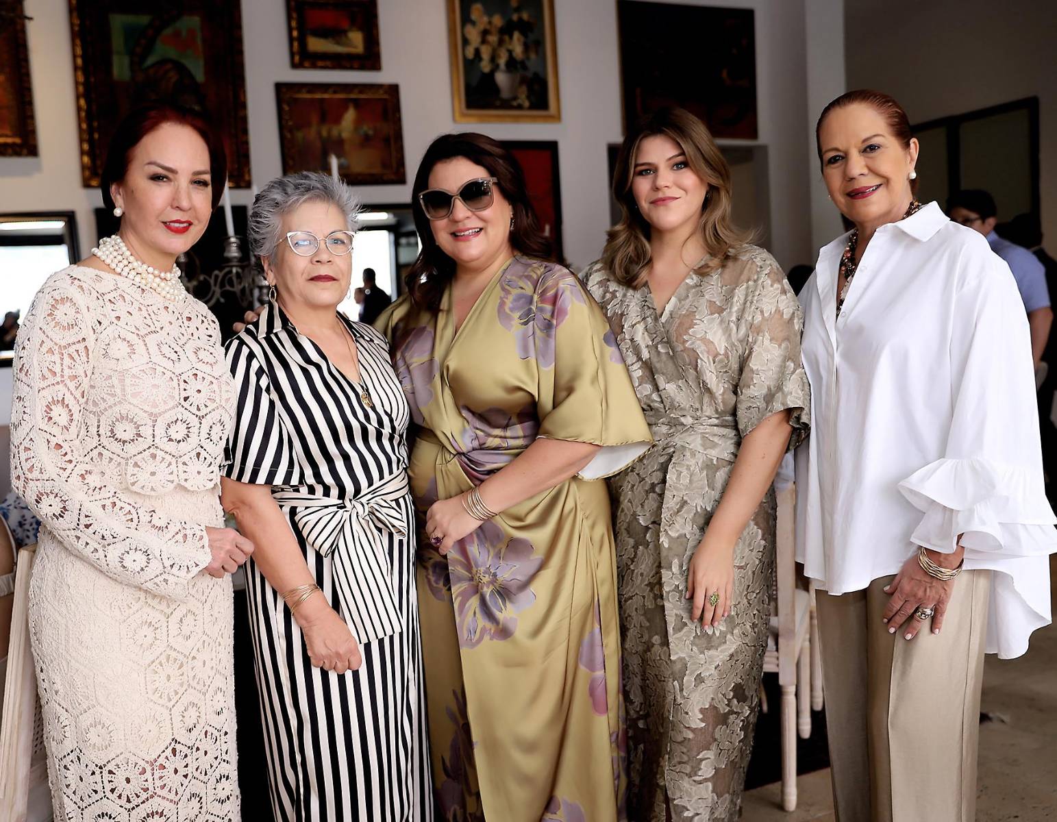 Rosamaría Lara Cuculiza, Ada de Pedemonte con María Dolores, María José y Vilma de Agüero.