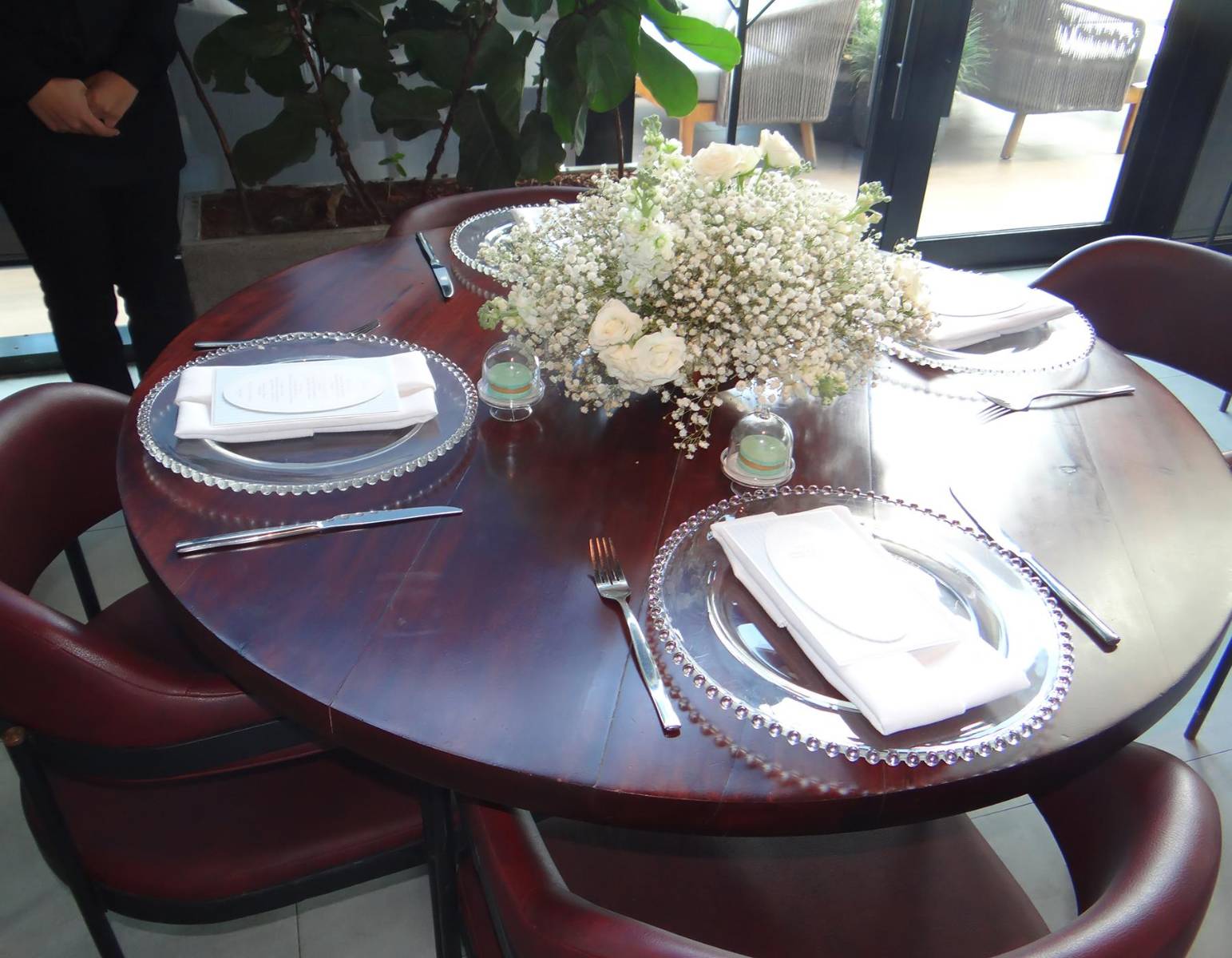 Hermosos arreglos con baby breath con rosas que adornaron las mesas dispuestas para el brunch por el bautizo de Dalton John Barrosse