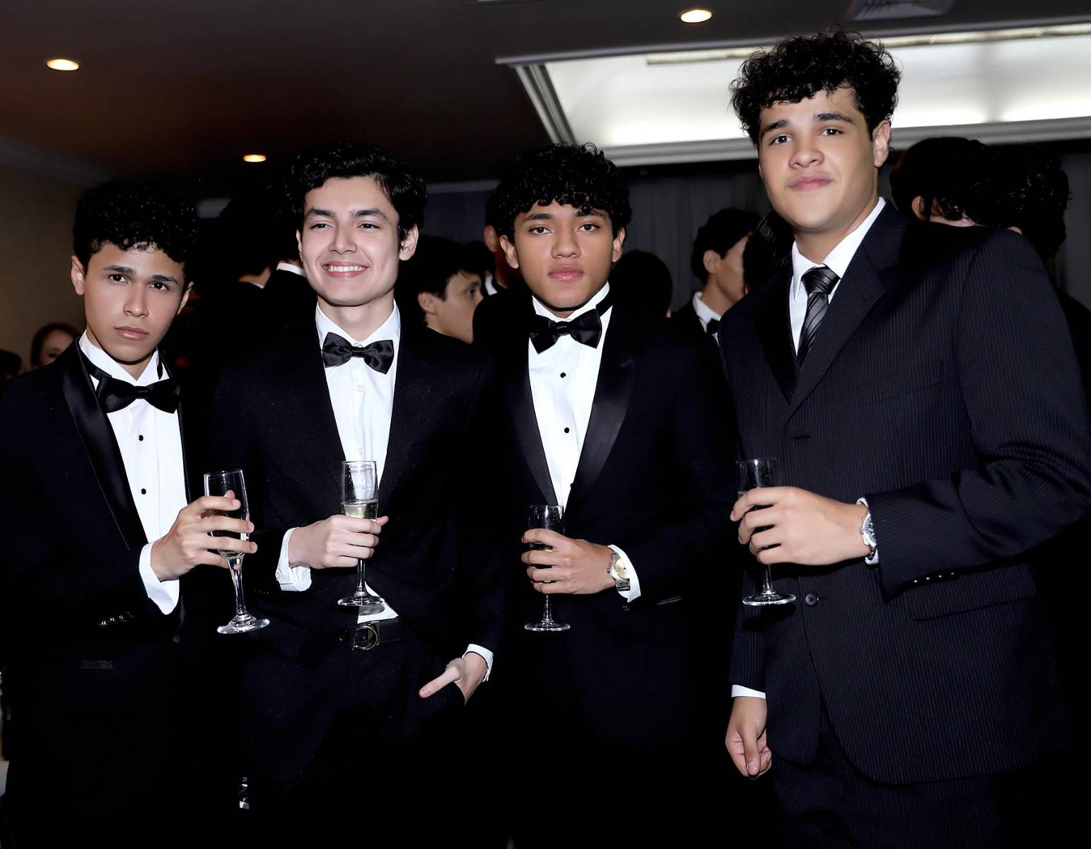 Los Seniors 2026 de Academia Los Pinares vivieron una noche llena de glamour, emoción y alegría durante su esperada fiesta. Entre música, baile y momentos inolvidables, los jovenes celebraron junto a sus familiares una velada especial que quedará para siempre en sus recuerdos. 