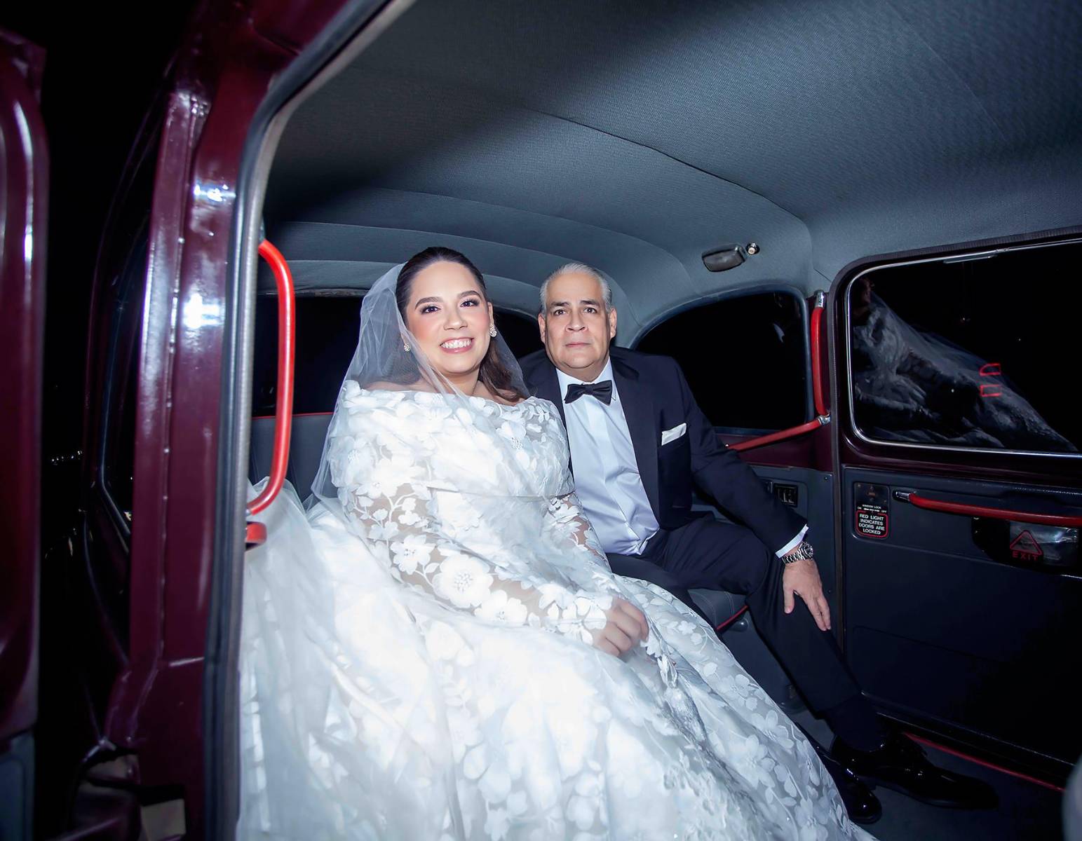 La novia Dominique con su padre Constantino Marinakys en el taxi Inglés que la transportó a la Iglesia María Reina del Mundo.