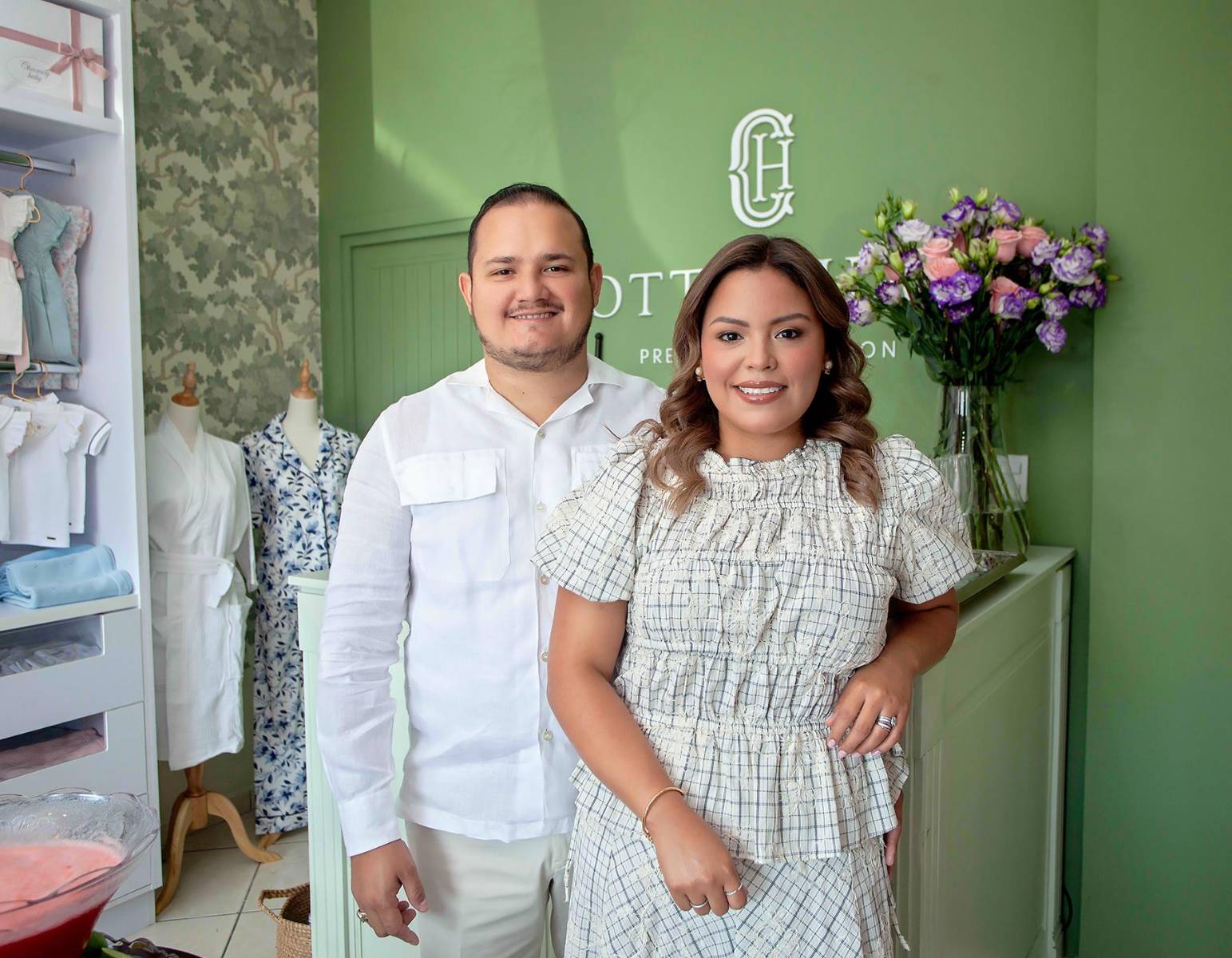 Bayron Santos y Daniela Pinto, ejecutivos de la marca CottonHaus.