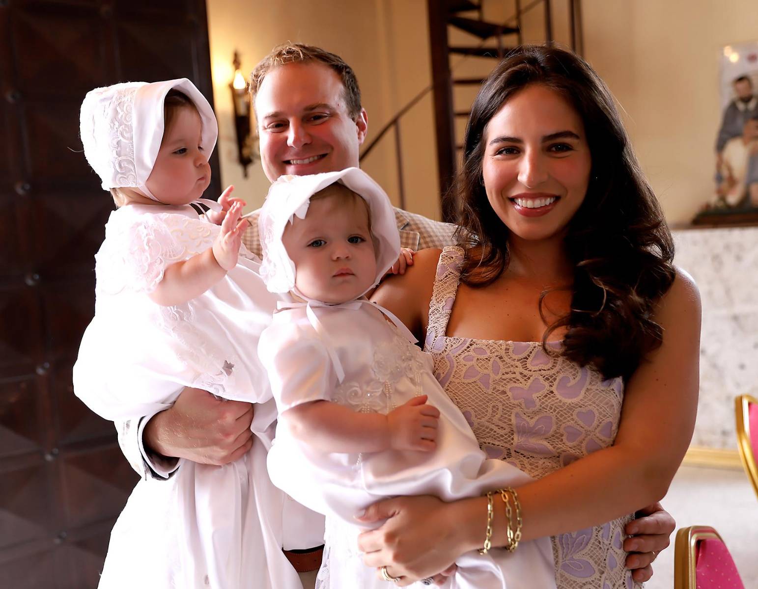Lucieron delicados vestidos confeccionados en Ohio con la tela del vestido de novia de su abuela Janet, en un emotivo guiño familiar.