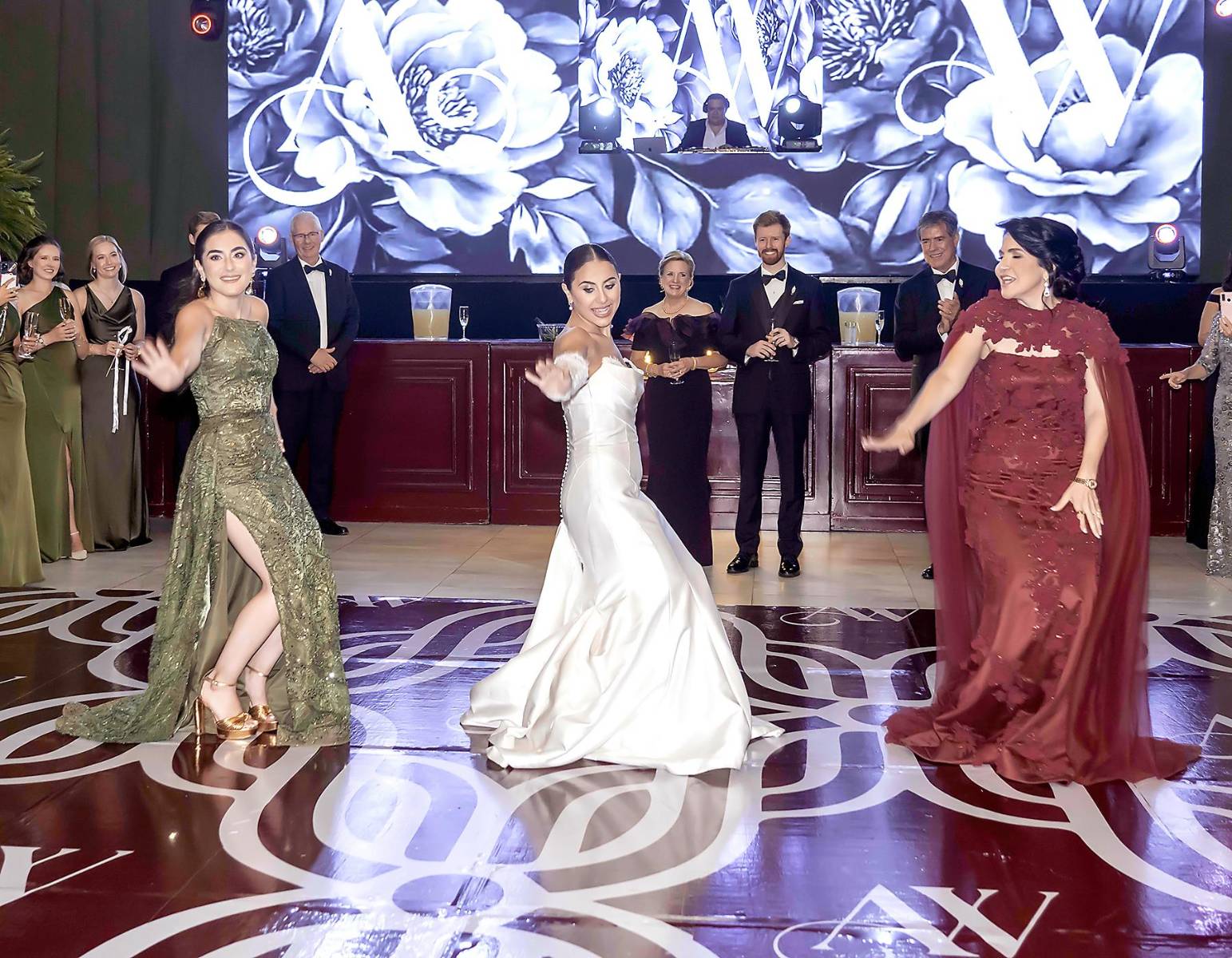 La novia con su madre y su hermana bailaron la canción “Dancing Queen”.
