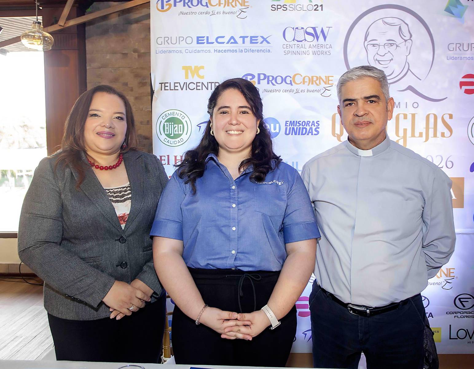 Claribel Posas, Julissa Castro y el padre Fausto Leonardo Enríquez.