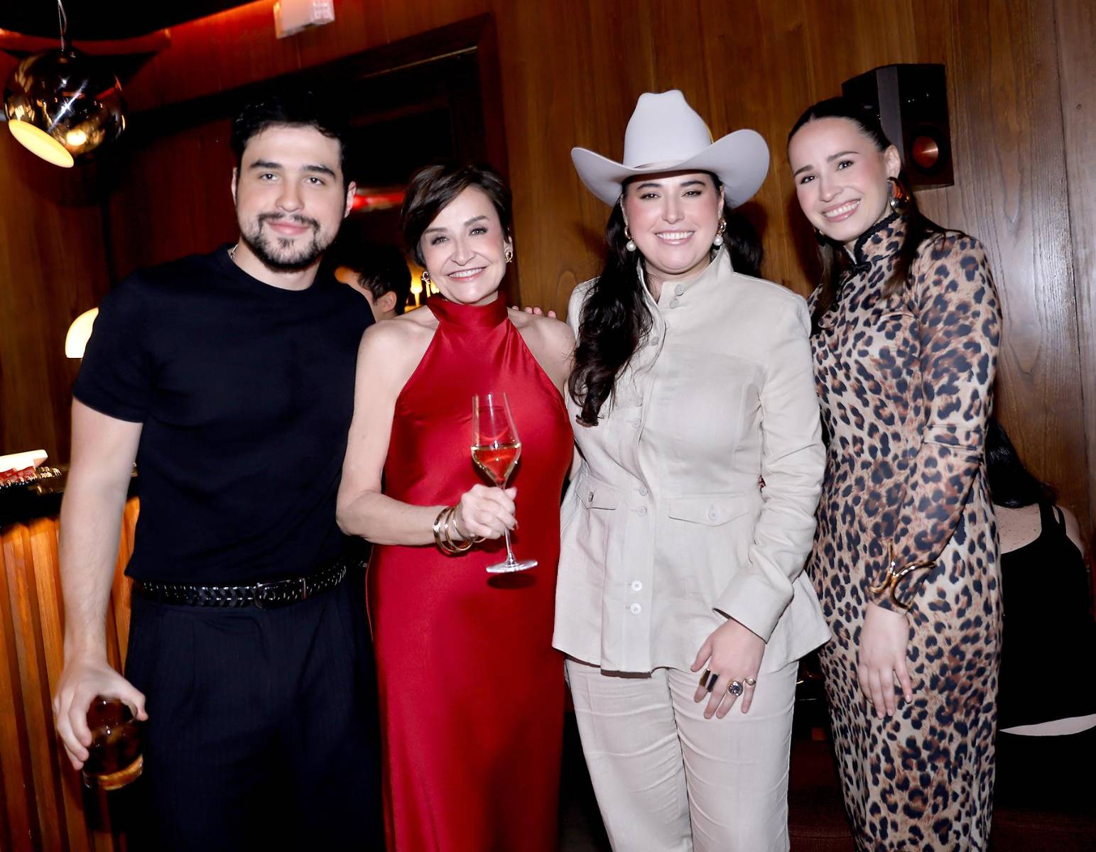 Al estilo de “Lady in red” Lisa Hilsaca celebró su cumpleaños