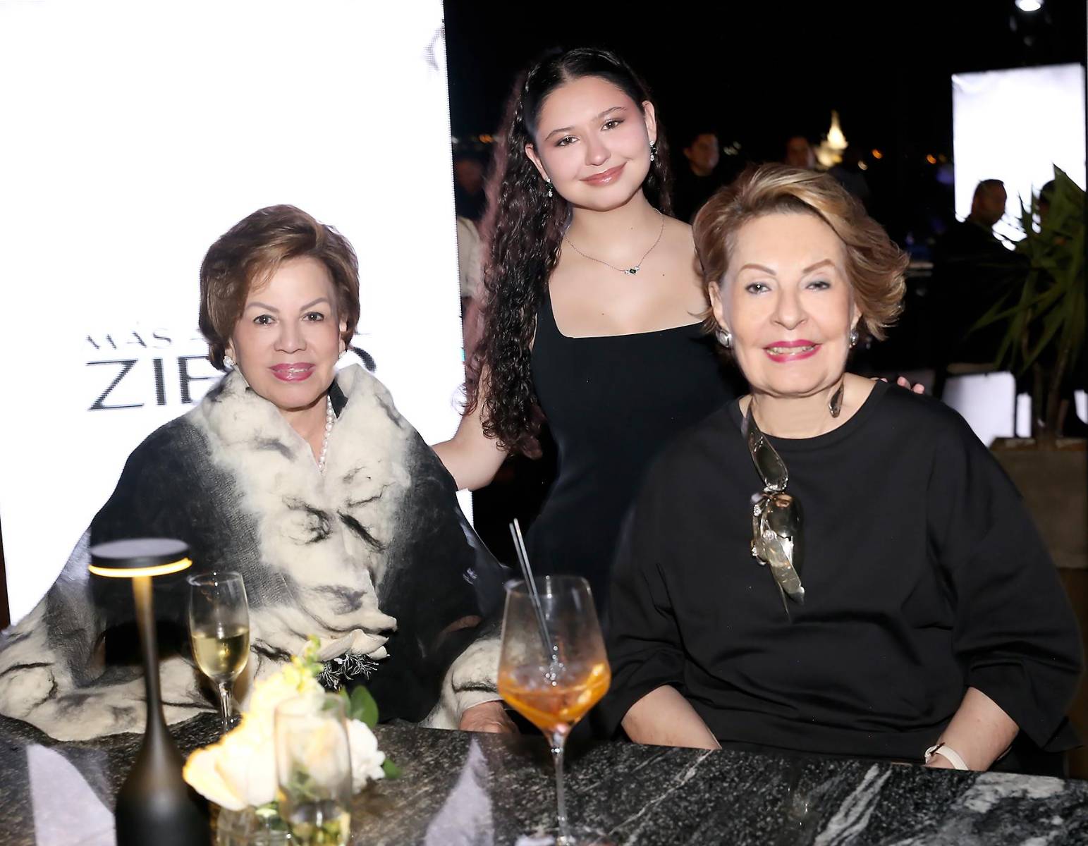 María Elena Cantero, Anabella García y Bonnie de García.