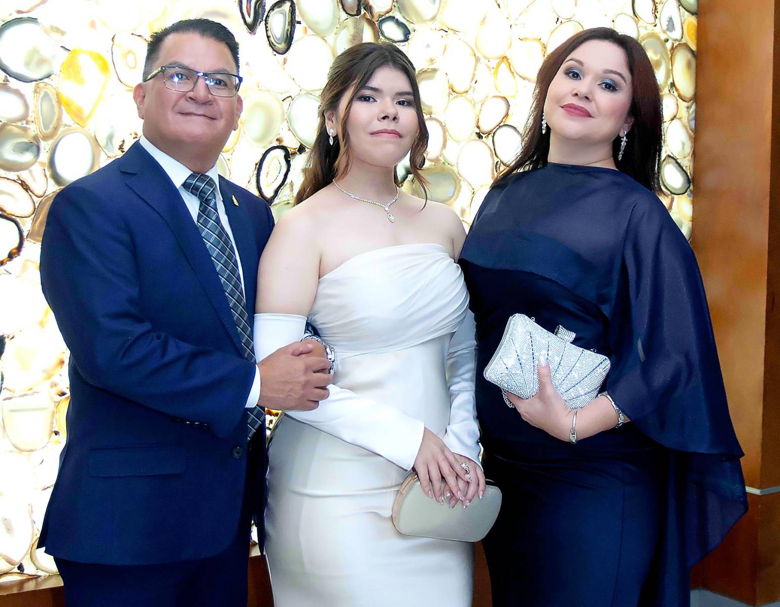 Dariana De La O con su madre Vanessa Chinchilla y su padre Edin De La O