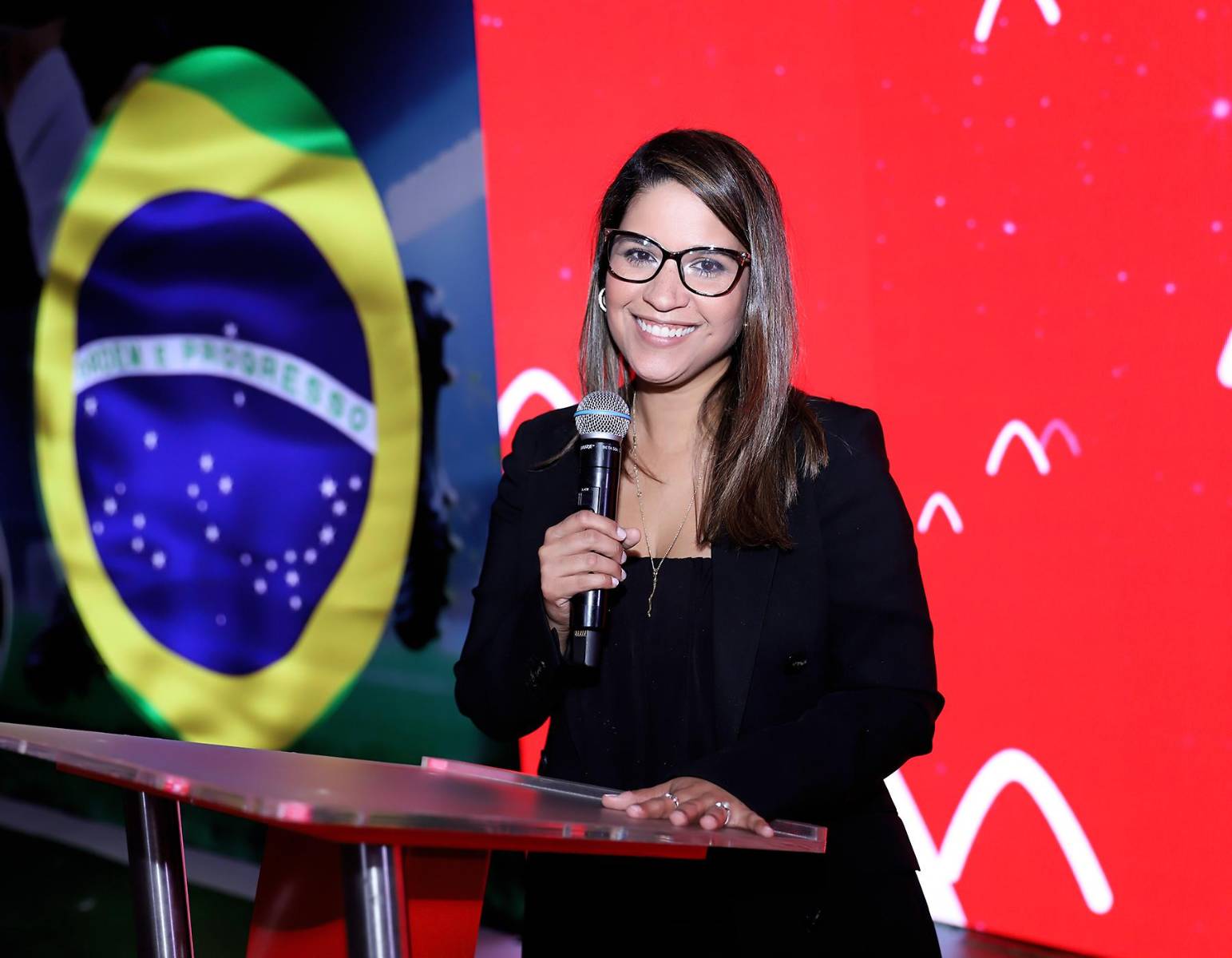 Davivienda lanzó su nueva campaña de tarjetas “Eso que siente se llama fútbol”, diseñada para premiar la lealtad de sus clientes y transformar cada compra en una oportunidad de ganar. Con esta iniciativa, la institución financiera refuerza su compromiso de estar presente en los momentos que despiertan ilusión, emoción y celebración entre los hondureños. En la foto: Ginna Miller.