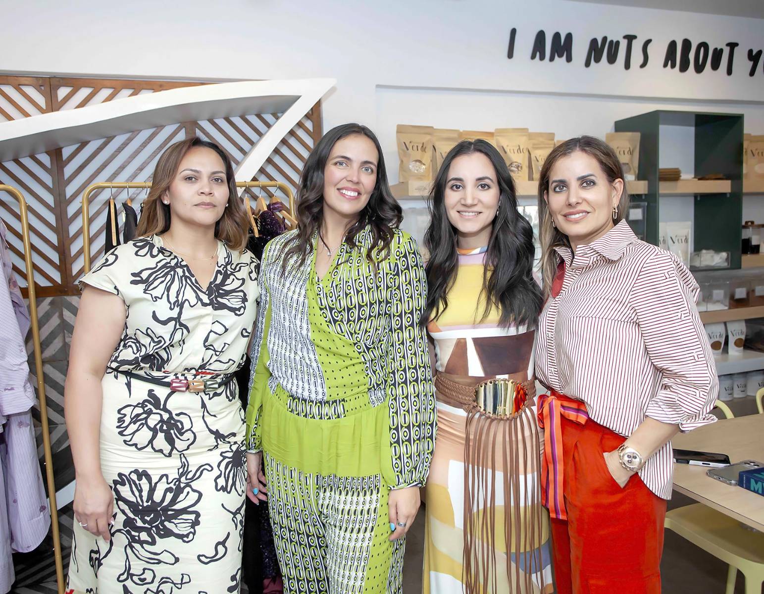 Natalia Atala, junto a las colaboradoras que lucen diseños de Silvia Tcherassi. 