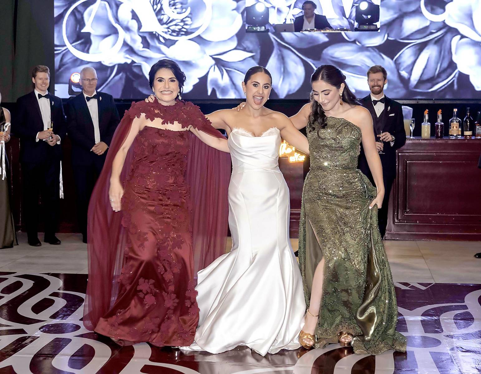 La novia con su madre y su hermana bailaron la canción “Dancing Queen”.