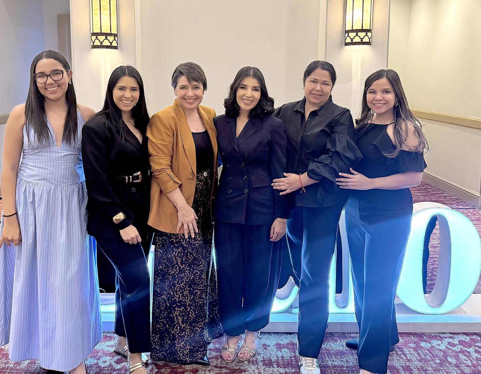 Gloria Godoy, Norma Farías, Jessica Calderón, Sandra Deras, Brenda Ortez y Ana Gómez.