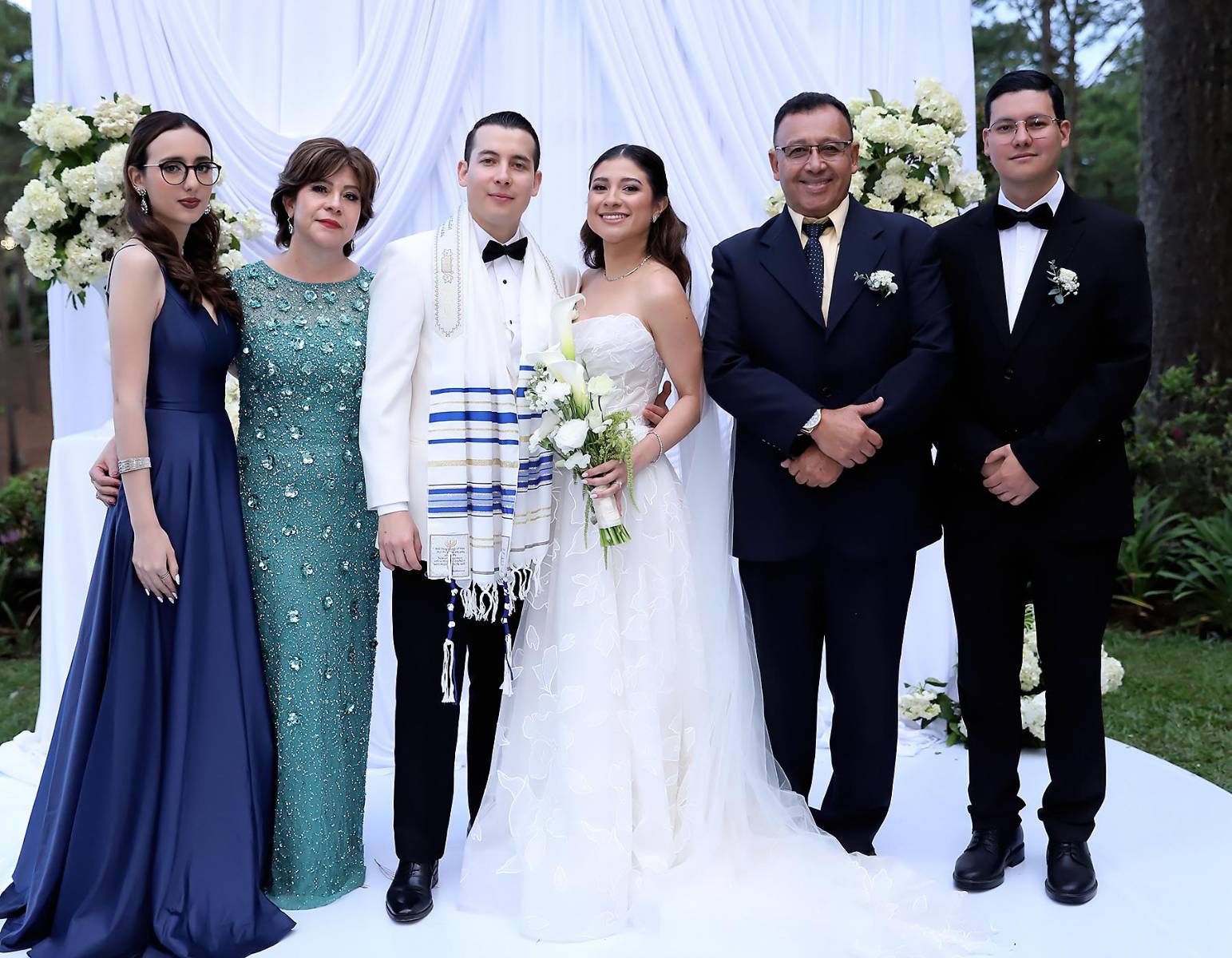Sandra Rodezno, Sandra Rodezno, los novios Denis Cano y Paola Perdomo, Denis Cano y Diego Cano.