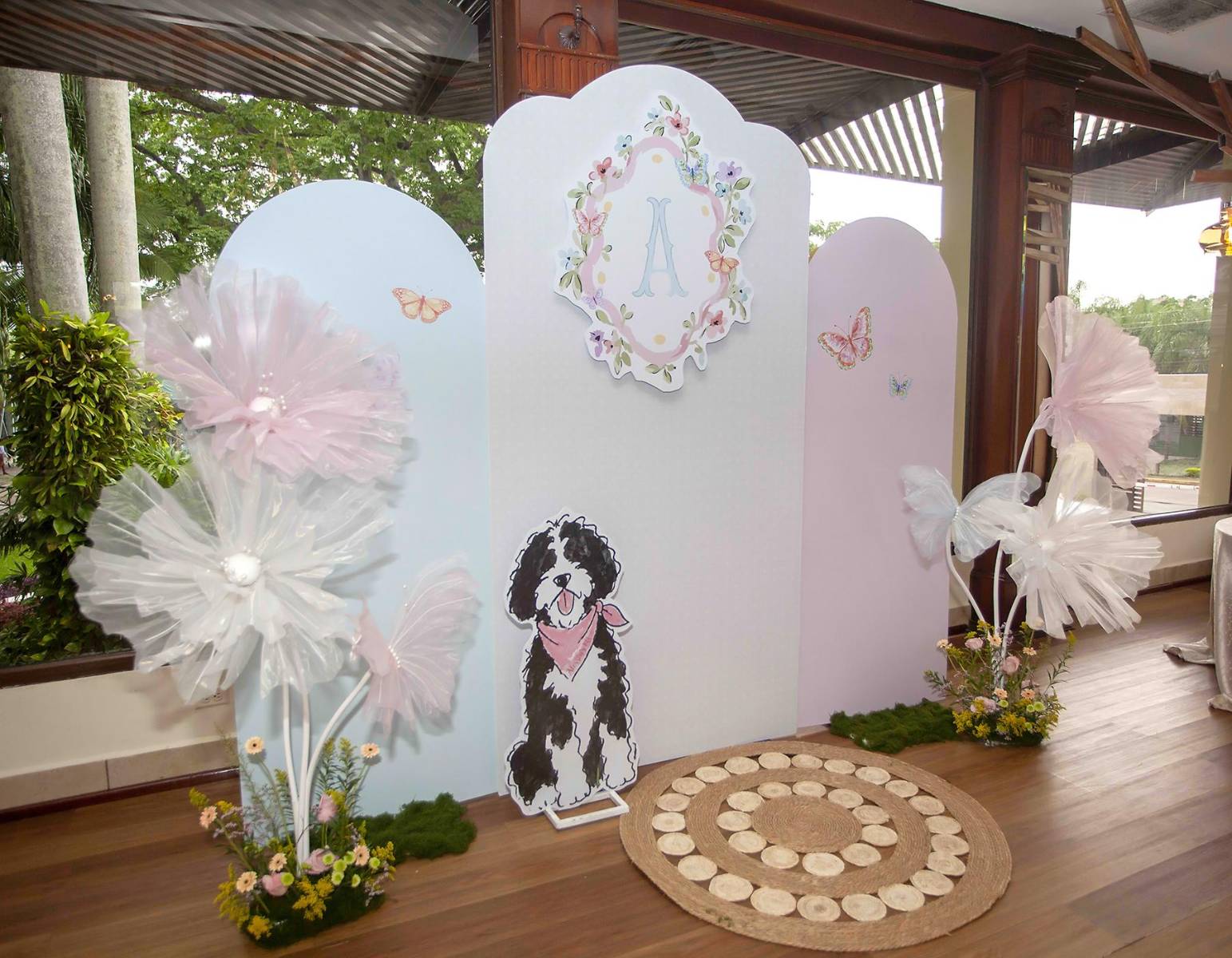 Background adornado con grandes flores y la figura de la mascota de la familia.