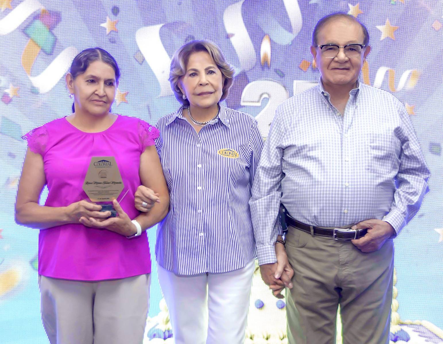 Miriam Funes, recibió un reconocimiento por sus 20 años de servicio demanos de Nena Marinakys de Díaz y Alberto Diaz Lobo.