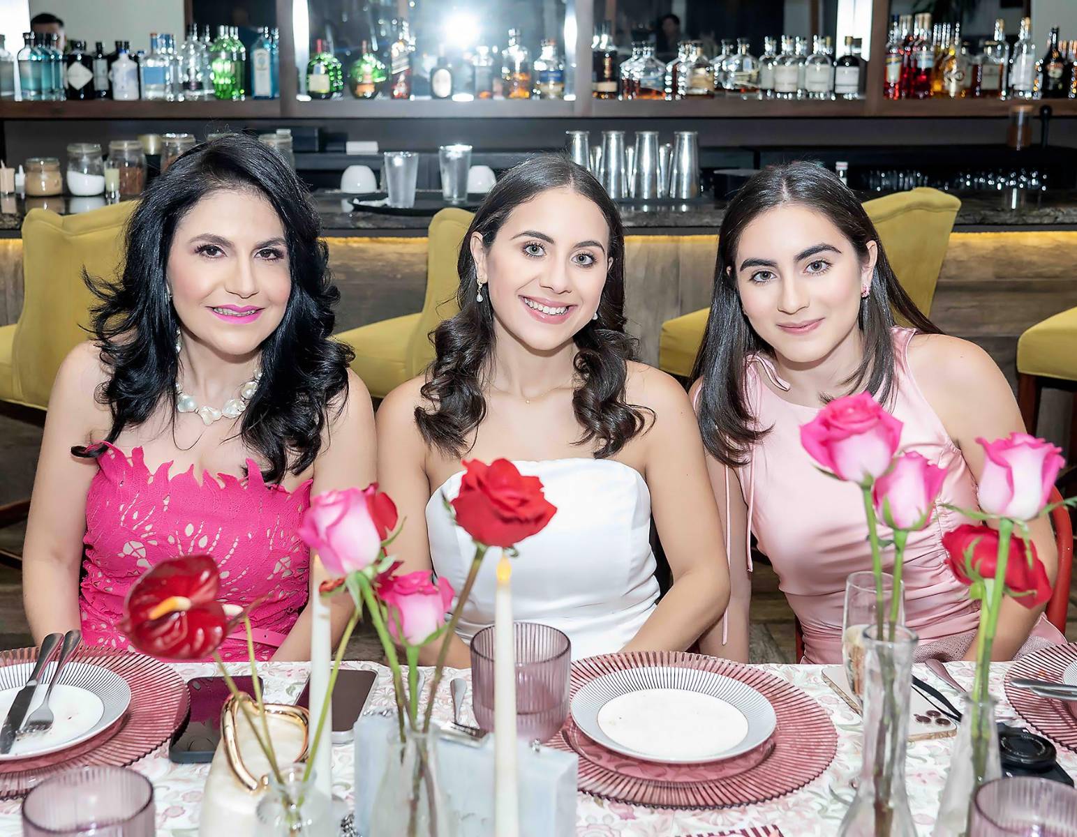 Claudia Kattán de Jordán con sus hijas Andrea y Pilar.