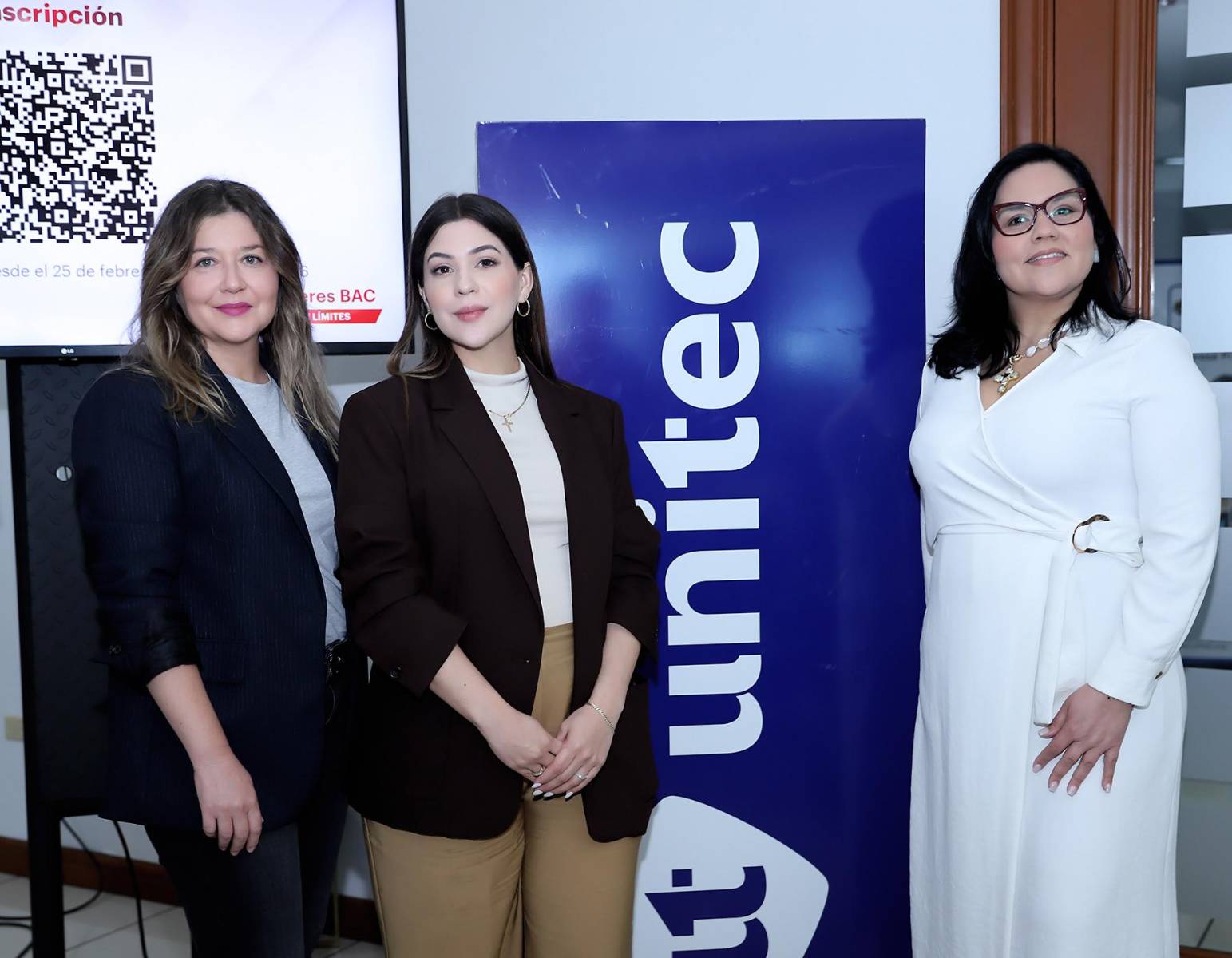 Mar Mayoral, Adriana Rivera y Roxana Espinal.