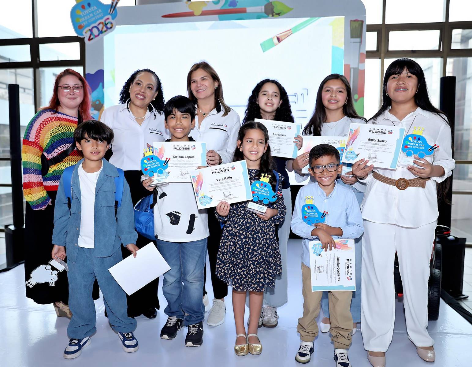 La creatividad y la visión de los niños hondureños brillaron en el Dream Car Art Contest 2026, una iniciativa de Grupo Flores que celebró el talento joven y la imaginación al máximo. Los participantes transformaron sus ideas sobre el futuro de la movilidad en obras de arte únicas, y sus propuestas fueron reconocidas por la empresa como un reflejo del ingenio y la innovación de las nuevas generaciones.