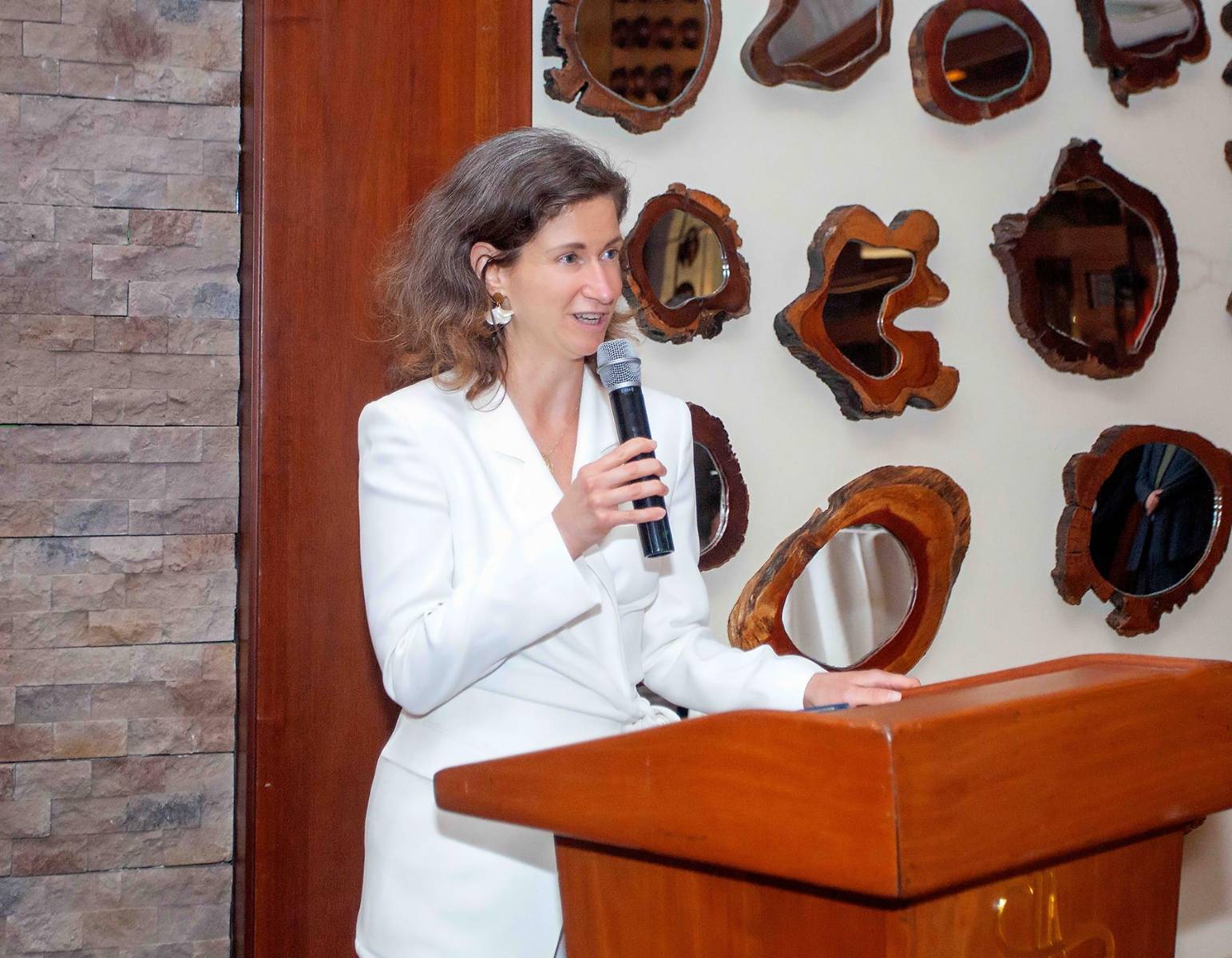 Daniela Vogl, embajadora de Alemania en Honduras, destacó que este nombramiento representa el compromiso de continuar fortaleciendo las excelentes relaciones entre Honduras y Alemania, promoviendo el intercambio comercial, la cooperación y los lazos culturales. 