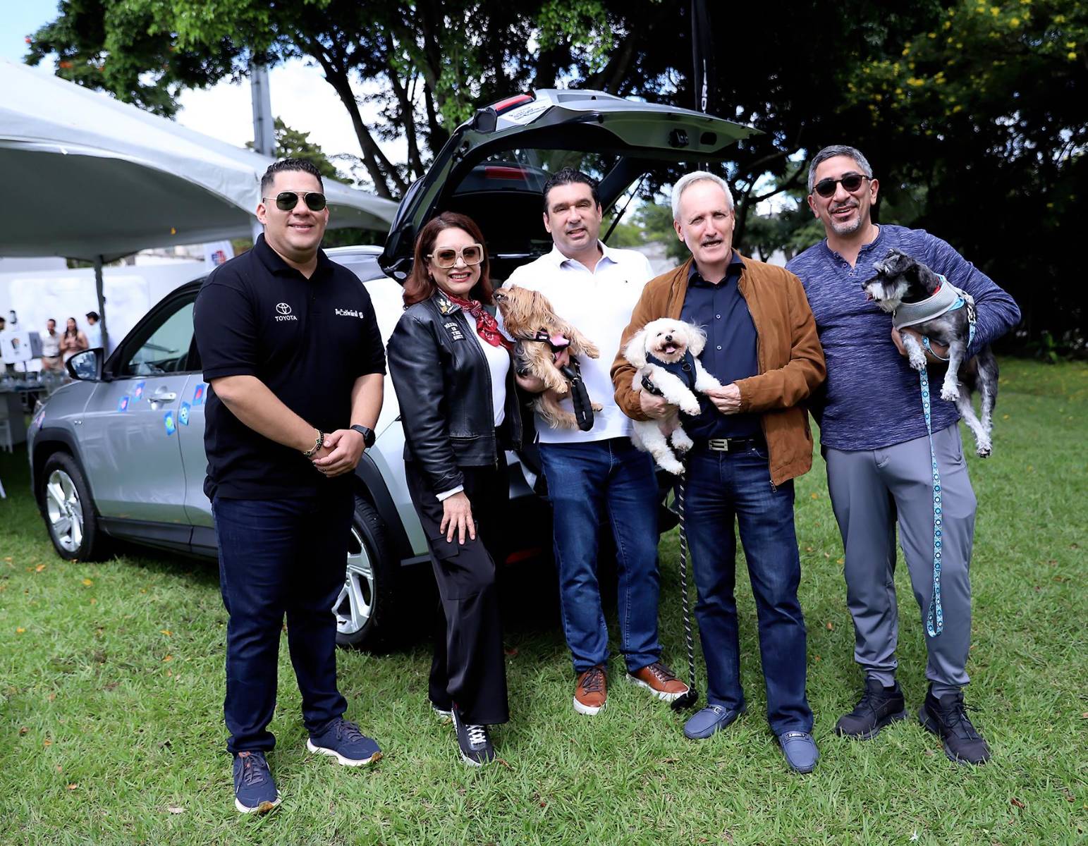 Toyota Honduras reunió a familias en el Country Club Tegucigalpa para un picnic creativo, actividades eco canvas y presentación de sus modelos híbridos. En la foto: Roberto Benítez, Marisela Cano, Carlos Manuel Echeverría, René Valladares y Enrique Tomé.