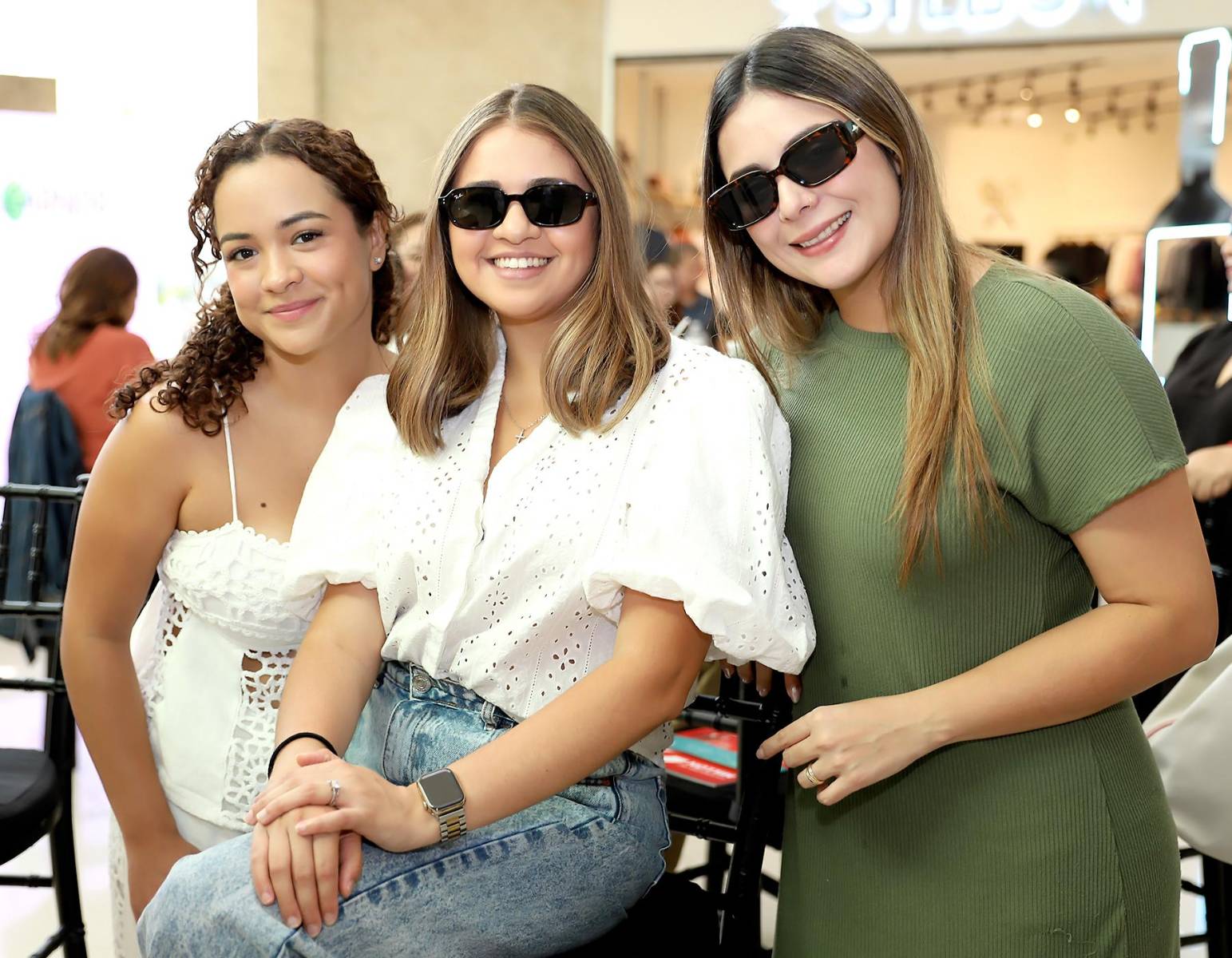 Samantha López, Sandy Mena y Mónica Hidalgo.