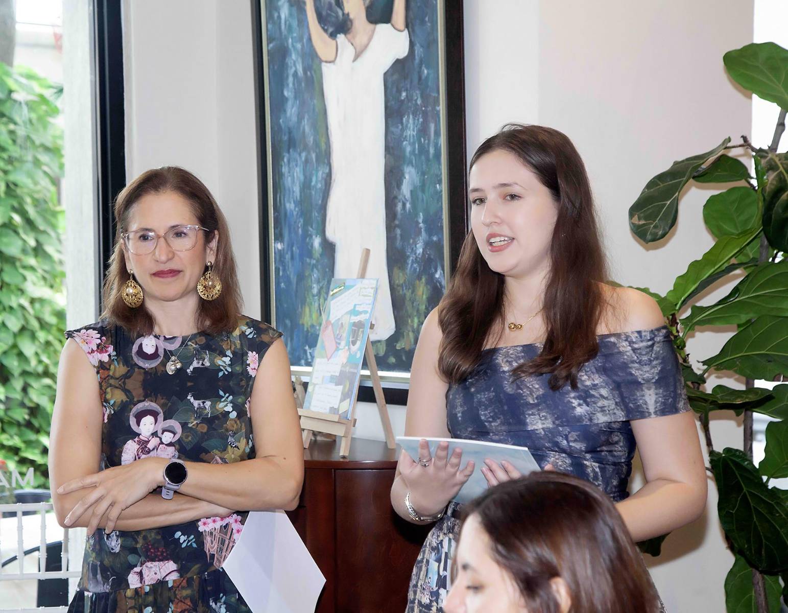 La pintora Ana Handal, al momento de ser presentada por la anfitriona del evento Francesca Heyer.